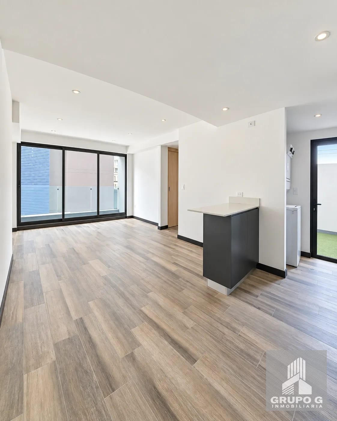 Apartamento en renta en zona 10 con Patio. - Image 3
