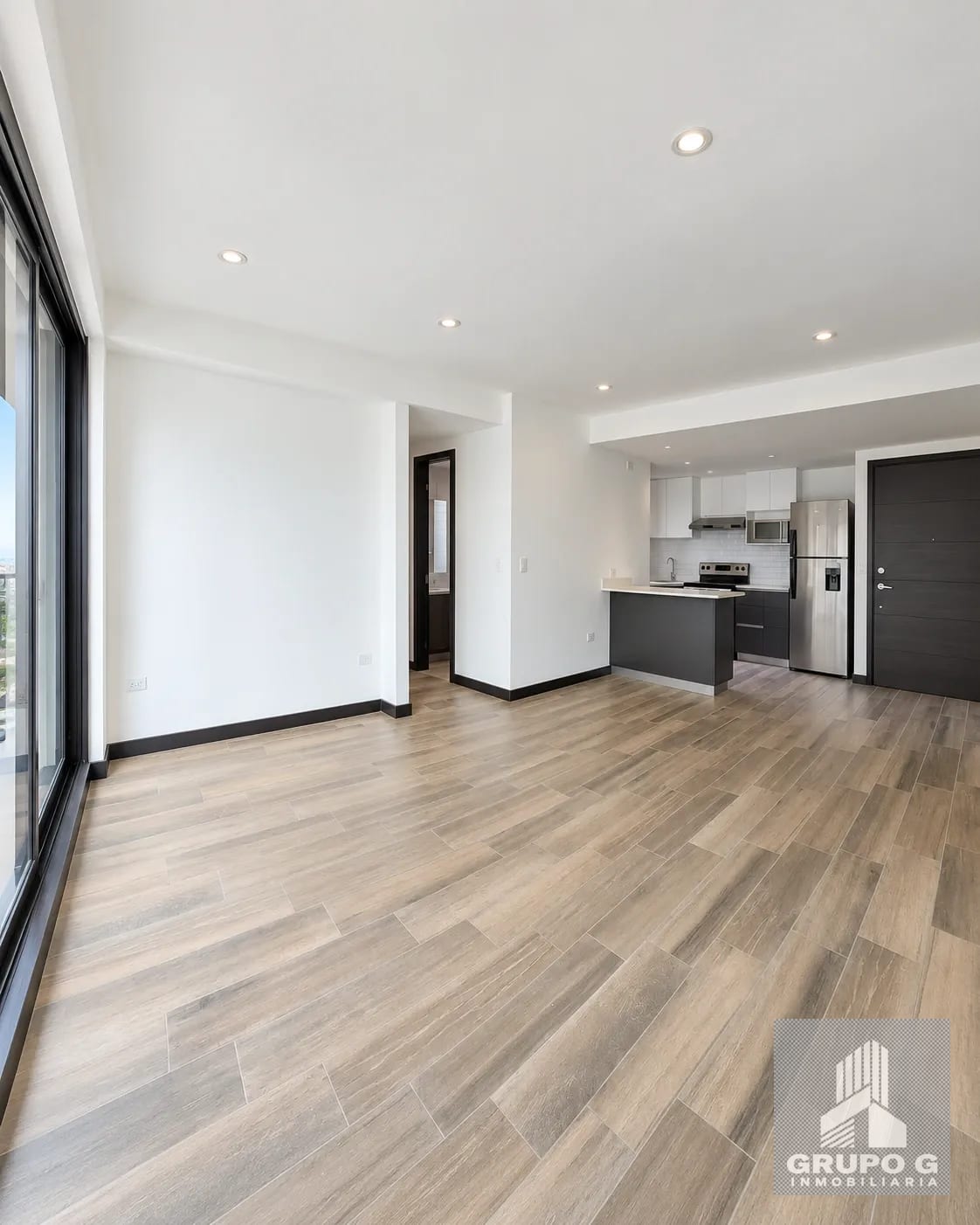 Apartamento en renta en zona 10 con Patio. - Image 2
