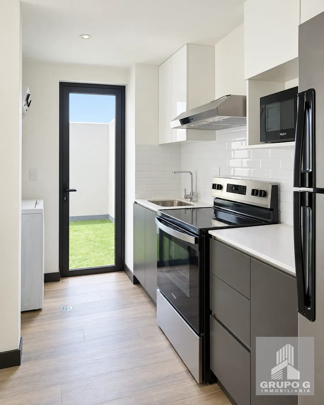 Apartamento en renta en zona 10 con Patio.
