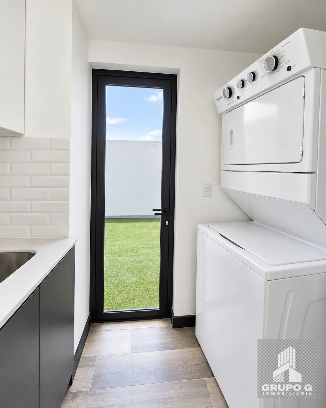 Apartamento en renta en zona 10 Con Patio — Apartamento en Alquiler en Zona 10, Guatemala, Ciudad — foto 4 de 9