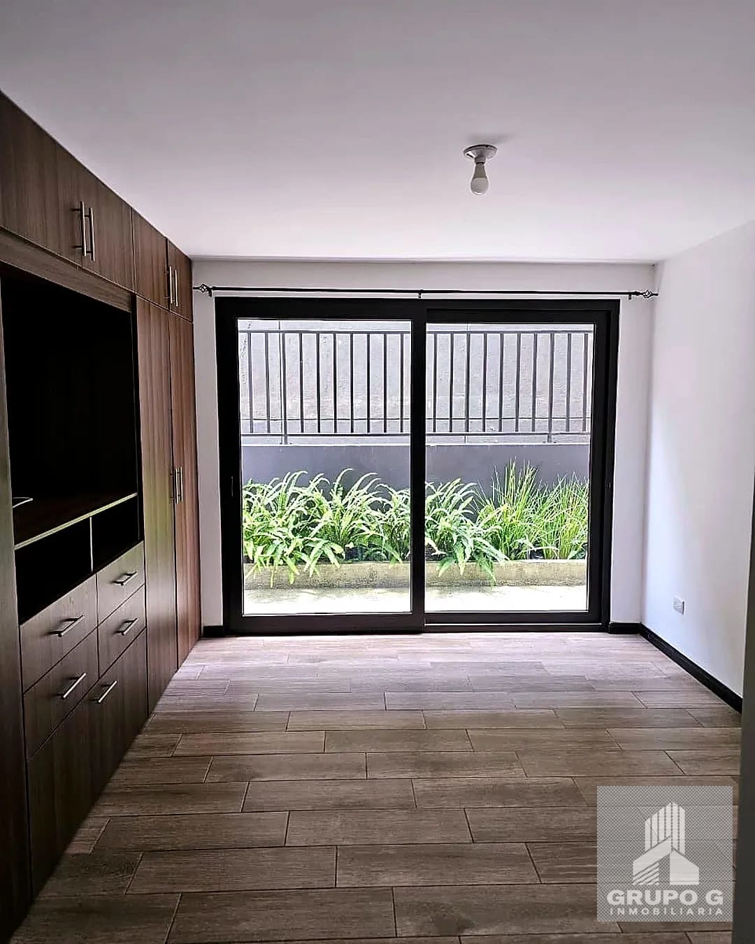 Apartamento en Renta en Zona 16 en Primer Nivel con Jardín — Apartamento en Alquiler en Zona 16, Guatemala, Ciudad — foto 2 de 11