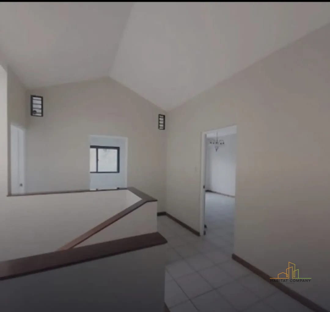 Vestíbulo ahora con piso laminado — Casas en renta zona 15 - Vista Hermosa 3 - Dentro de garita — Casa en Alquiler en Vista Hermosa III, Zona 15, Guatemala, Ciudad — foto 1 de 6
