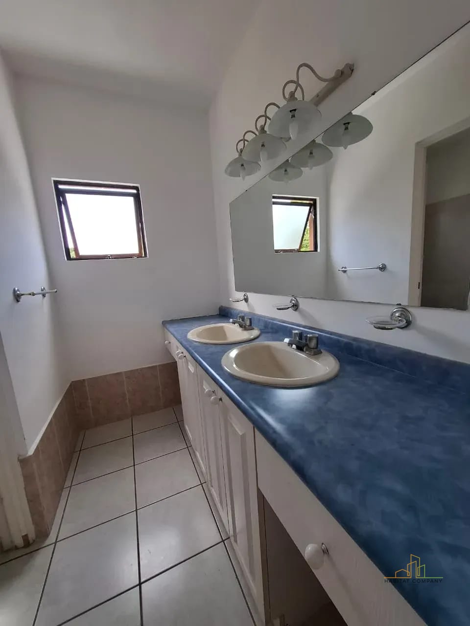 casa-alquiler-zona-15-El-Cafetal-Baño — Casas en Alquiler Zona 15 - Condominio El Cafetal Zona 15 VH III -Gt — Casa en Alquiler en Vista Hermosa III, Zona 15, Guatemala, Ciudad — foto 13 de 13