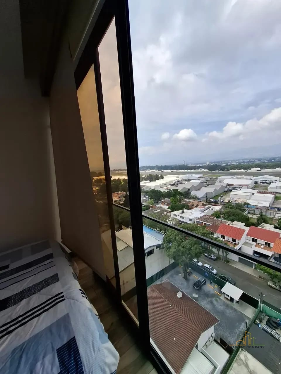 Dormitorio principal-Vista a Aeropuerto — Apartamento Amueblado Renta Zona 13 Vista al Aeropuerto -2 Dormitorios — Apartamento en Alquiler en Zona 10, Guatemala, Ciudad — foto 7 de 9