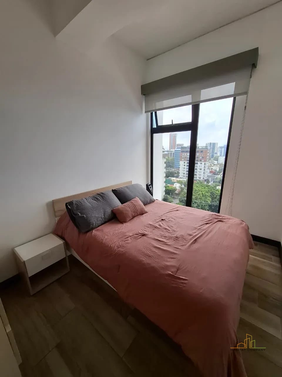 Dormitorio 2 con closet<zona13> — Apartamento Amueblado Renta Zona 13 Vista al Aeropuerto -2 Dormitorios — Apartamento en Alquiler en Zona 10, Guatemala, Ciudad — foto 9 de 9