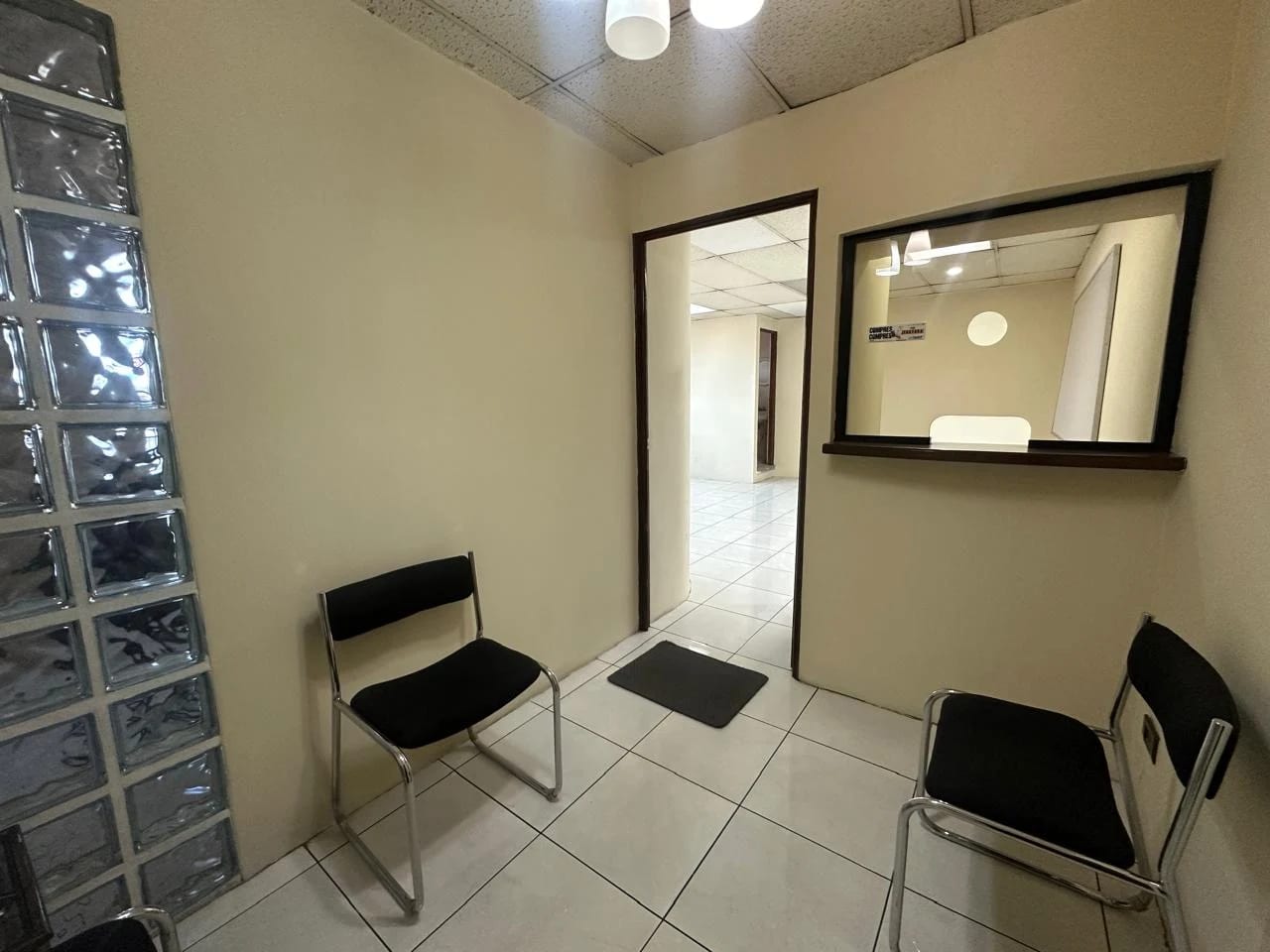 RENTO OFICINA AMUEBLADA EN EDIFICIO TORRE CRISTAL ZONA 9 — Oficina en Alquiler en Zona 9, Guatemala, Ciudad — foto 2 de 9