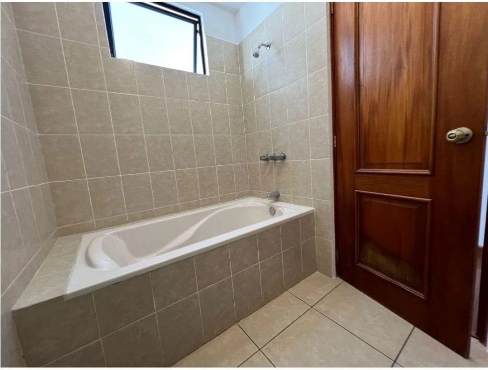 VENDO CASA EN CONDOMINIO BOSQUES ESCONDIDO KM 21.5 CARRETERA A FRAIJANES — Casa en Venta en Carretera a El Salvador, Guatemala, Ciudad — foto 8 de 16