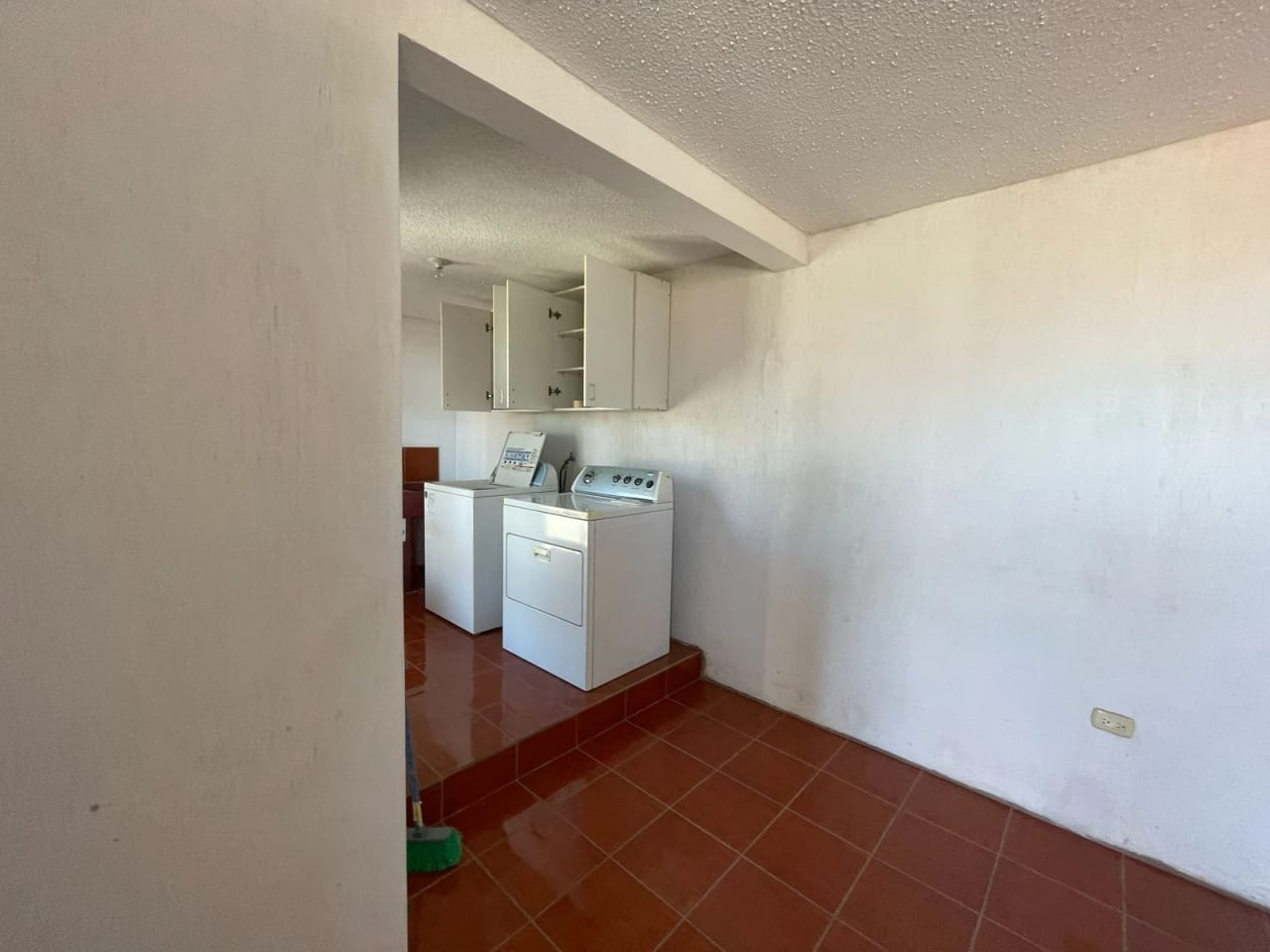 VENDO CASA EN RESIDENCIALES LOS OLIVOS ZONA 18 — Casa en Venta en Zona 18, Guatemala, Ciudad — foto 12 de 16