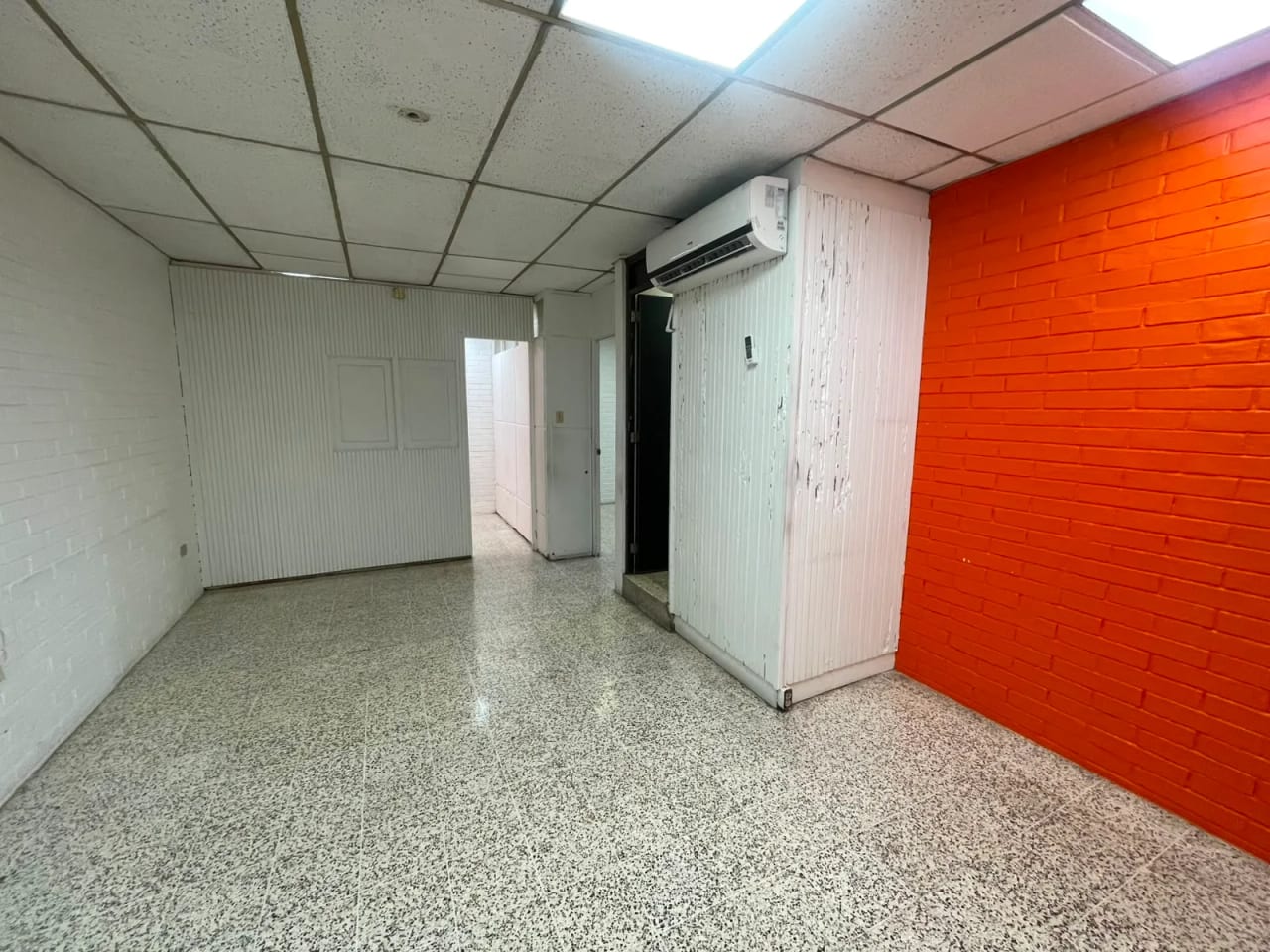 Rento Oficina en Edificio Tivoli Plaza Zona 9 — Oficina en Alquiler en Tívoli Plaza, Zona 9, Guatemala, Ciudad — foto 1 de 6