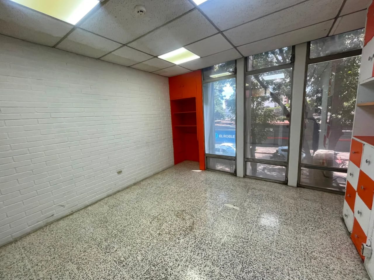 Rento Oficina en Edificio Tivoli Plaza Zona 9 — Oficina en Alquiler en Tívoli Plaza, Zona 9, Guatemala, Ciudad — foto 2 de 6