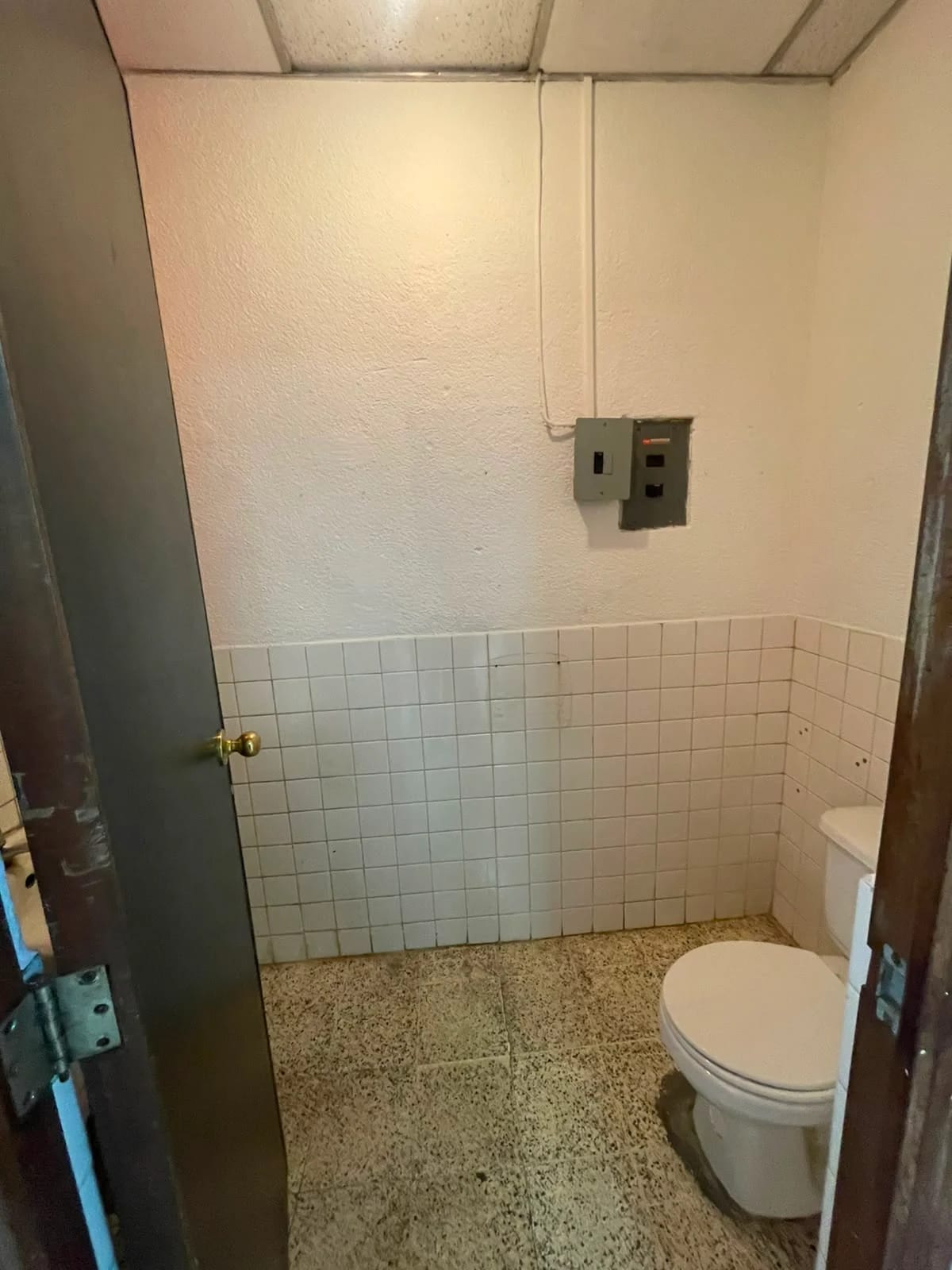 Rento Oficina en Edificio Tivoli Plaza Zona 9 — Oficina en Alquiler en Tívoli Plaza, Zona 9, Guatemala, Ciudad — foto 5 de 6