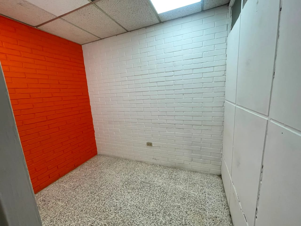 Rento Oficina en Edificio Tivoli Plaza Zona 9 — Oficina en Alquiler en Tívoli Plaza, Zona 9, Guatemala, Ciudad — foto 4 de 6