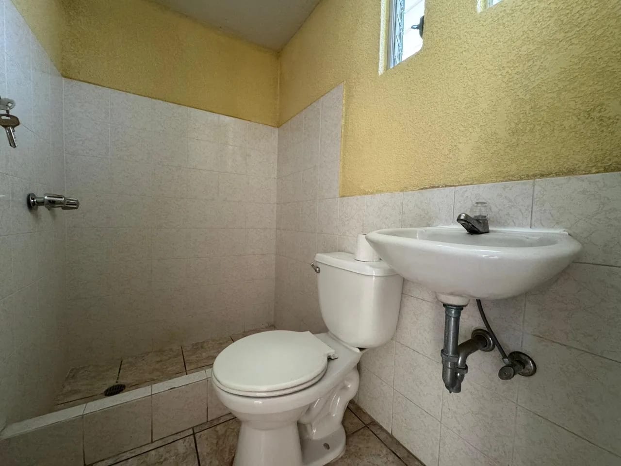 Rento Casa de 4 Habs en Villas la Meseta, San Lucas — Casa en Alquiler en San Lucas Sacatepéquez, Sacatepéquez — foto 5 de 17