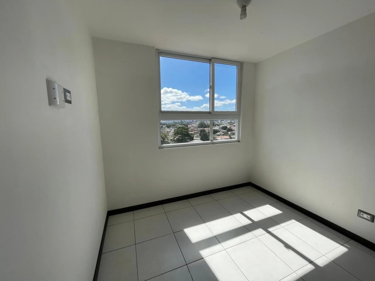 Rento Apartamento en Edificio Vistas de la Floresta Zona 4 de Mixco. — Apartamento en Alquiler en Vistas de la floresta, Zona 4 Mixco, Guatemala, Ciudad — foto 2 de 12