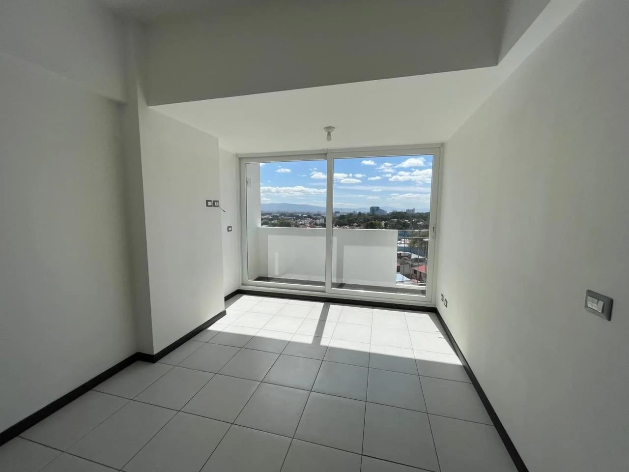 Rento Apartamento en Edificio Vistas de la Floresta Zona 4 de Mixco. — Apartamento en Alquiler en Vistas de la floresta, Zona 4 Mixco, Guatemala, Ciudad — foto 3 de 12