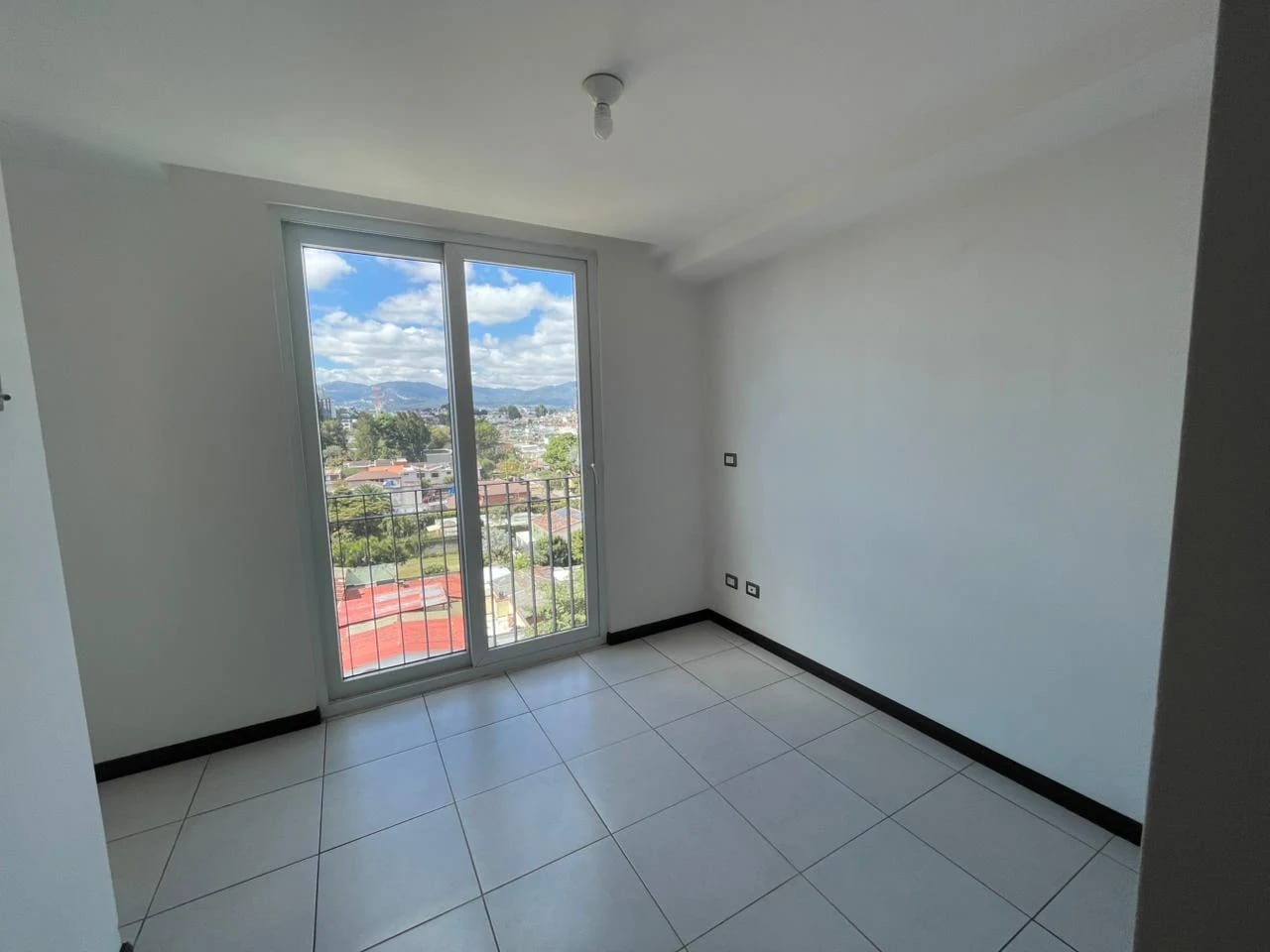 Rento Apartamento en Edificio Vistas de la Floresta Zona 4 de Mixco. — Apartamento en Alquiler en Vistas de la floresta, Zona 4 Mixco, Guatemala, Ciudad — foto 6 de 12