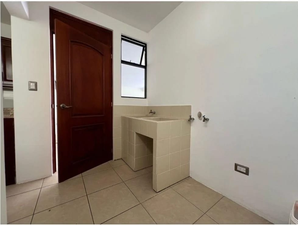 Vendo Casa en Condominio Bosques Escondido Carretera a Fraijanes — Casa en Venta en Bosque Escondido, Carretera a El Salvador, Guatemala, Ciudad — foto 3 de 16