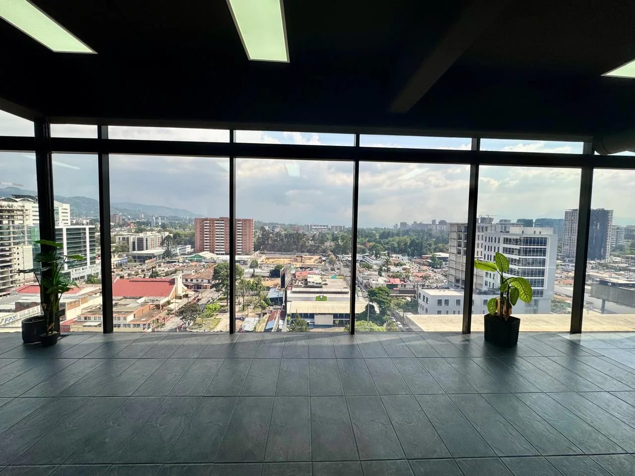 Rento Oficina de 168.99 M2 en Edificio 01010 Zona 10 — Oficina en Alquiler en Zona 10, Guatemala, Ciudad — foto 1 de 15