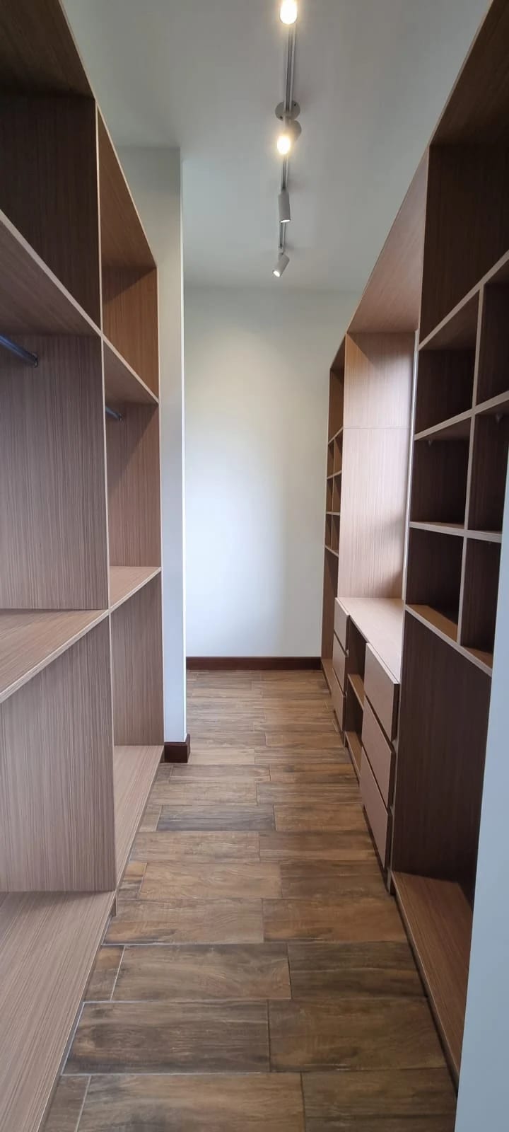 Rento Apartamento con Acabados Modernos en Edificio Salvattore Zona 10 — Apartamento en Alquiler en Salvattore, Zona 10, Guatemala, Ciudad — foto 6 de 13