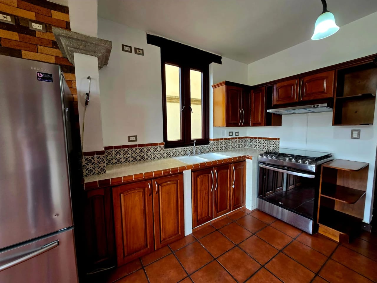 Amplia casa estilo colonial en exclusivo condominio en Fraijanes — Casa en Venta en La Foresta, Carretera a El Salvador, Guatemala, Ciudad — foto 2 de 17