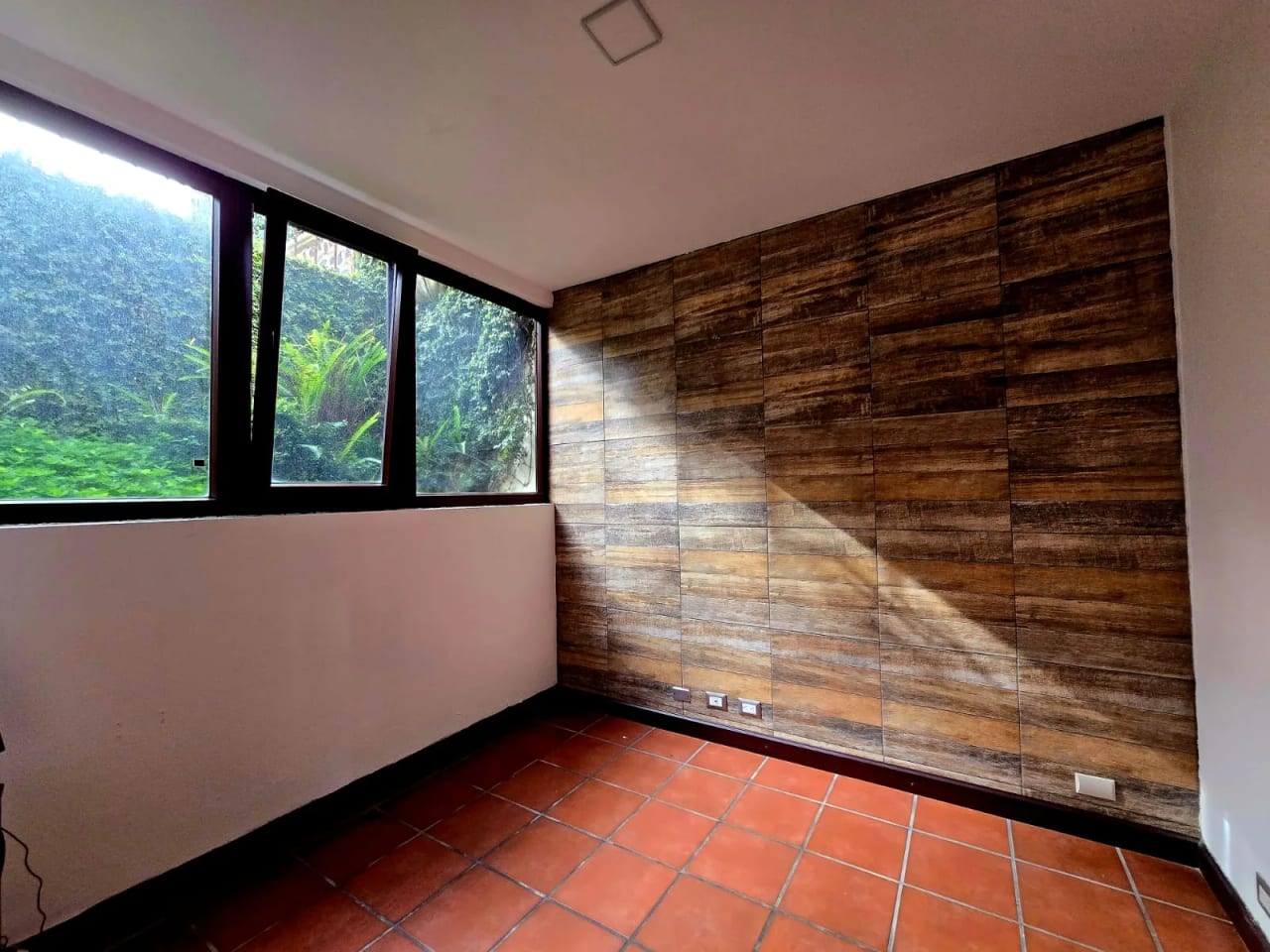 Amplia casa estilo colonial en exclusivo condominio en Fraijanes — Casa en Venta en La Foresta, Carretera a El Salvador, Guatemala, Ciudad — foto 7 de 17