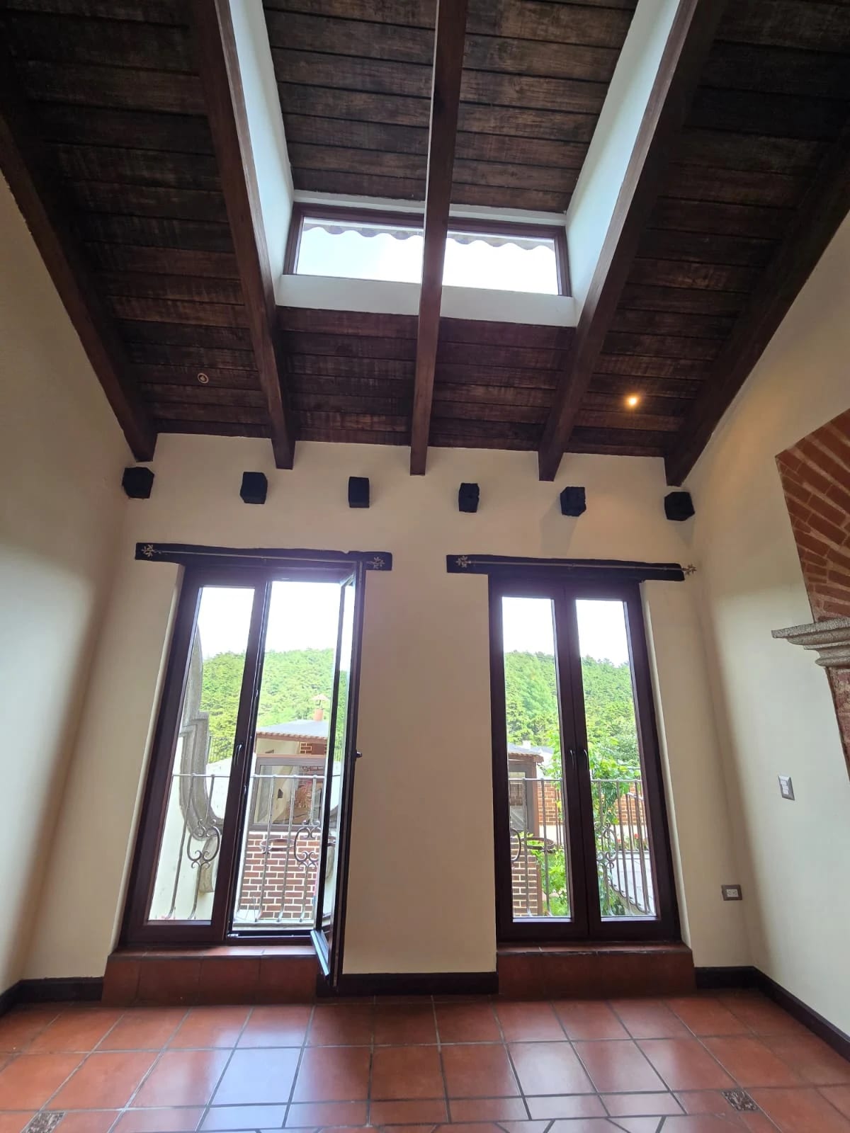 Amplia casa estilo colonial en exclusivo condominio en Fraijanes — Casa en Venta en La Foresta, Carretera a El Salvador, Guatemala, Ciudad — foto 11 de 17
