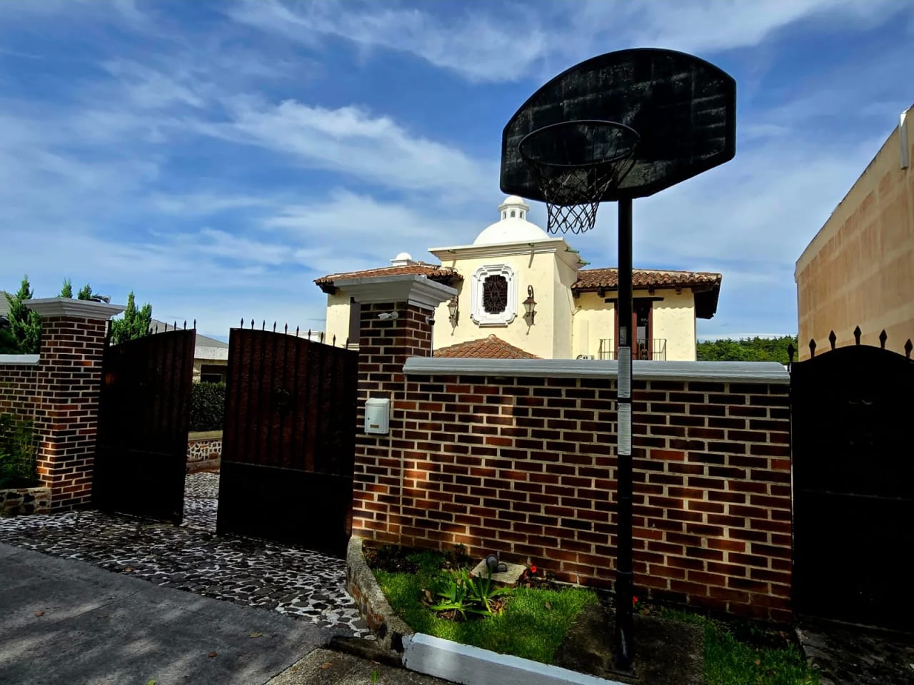 Amplia casa estilo colonial en exclusivo condominio en Fraijanes — Casa en Venta en La Foresta, Carretera a El Salvador, Guatemala, Ciudad — foto 12 de 17