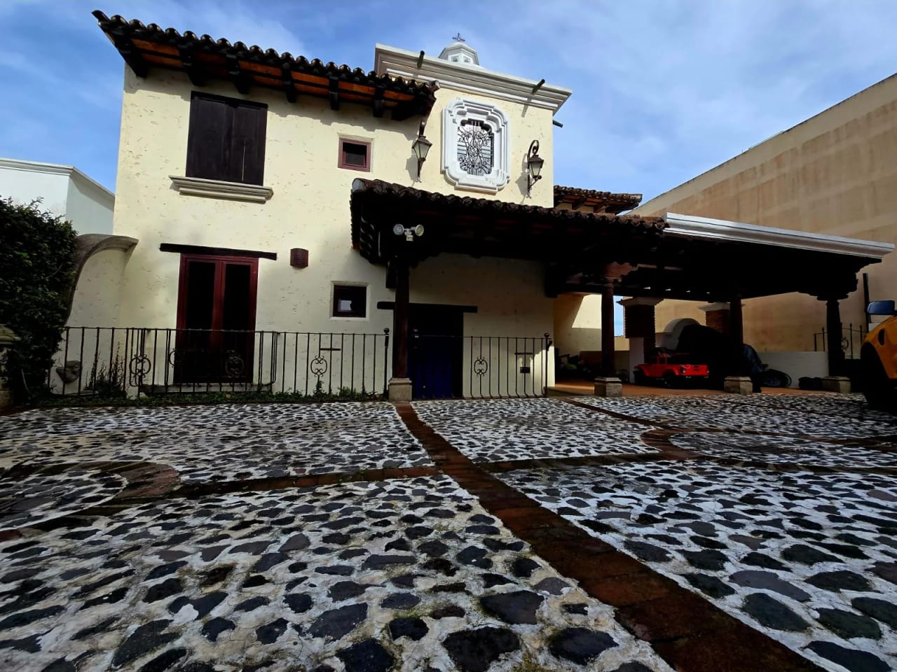 Amplia casa estilo colonial en exclusivo condominio en Fraijanes — Casa en Venta en La Foresta, Carretera a El Salvador, Guatemala, Ciudad — foto 1 de 17