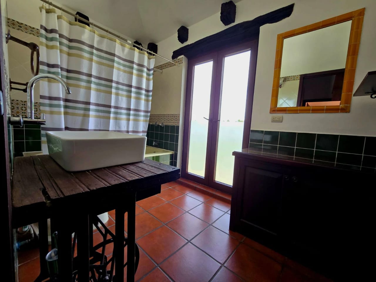 Amplia casa estilo colonial en exclusivo condominio en Fraijanes — Casa en Venta en La Foresta, Carretera a El Salvador, Guatemala, Ciudad — foto 14 de 17