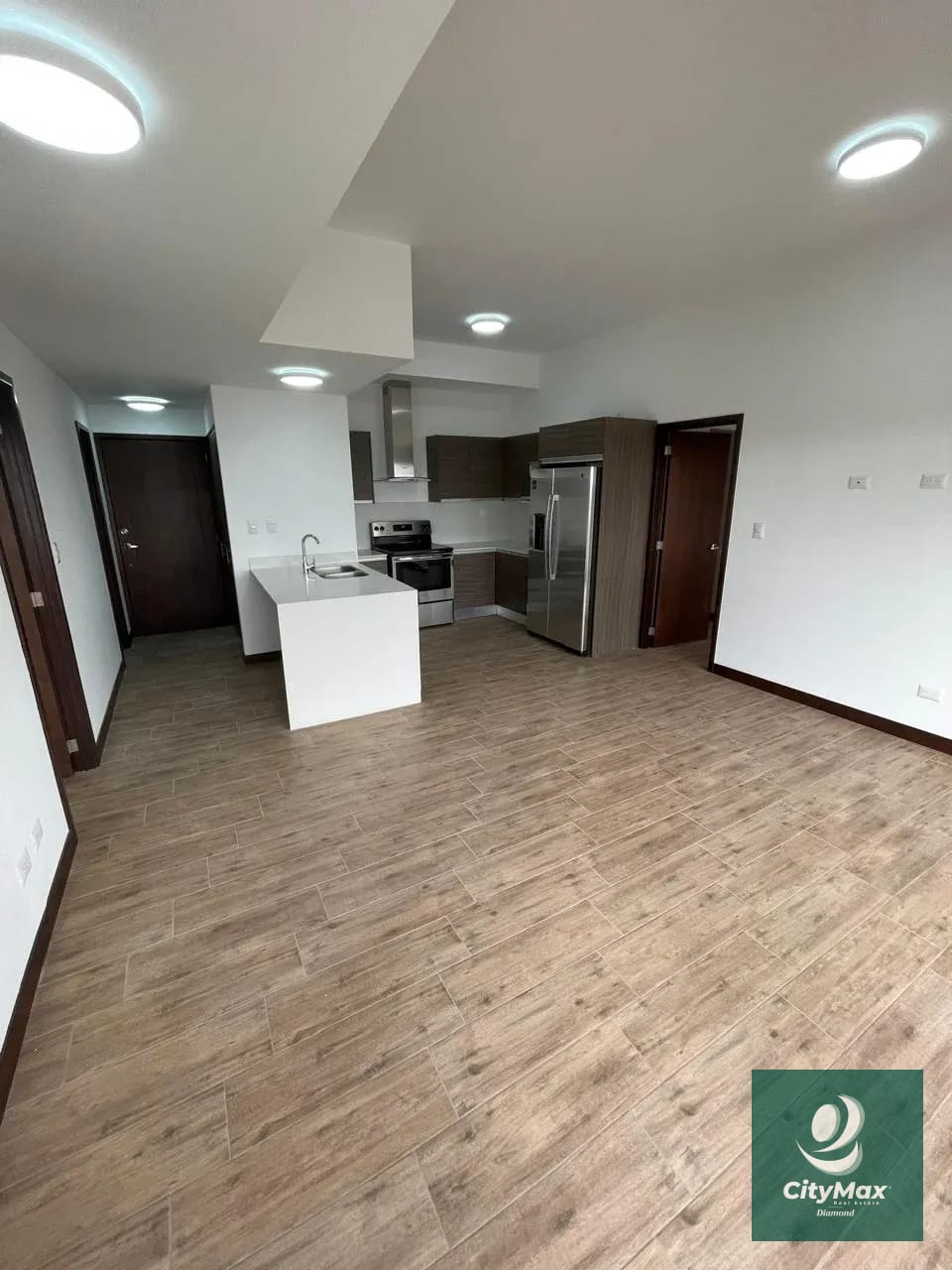 APARTAMENTO EN RENTA EN ZONA 10 — Apartamento en Alquiler en Casalini Los Arcos, Zona 10, Guatemala, Ciudad — foto 1 de 10