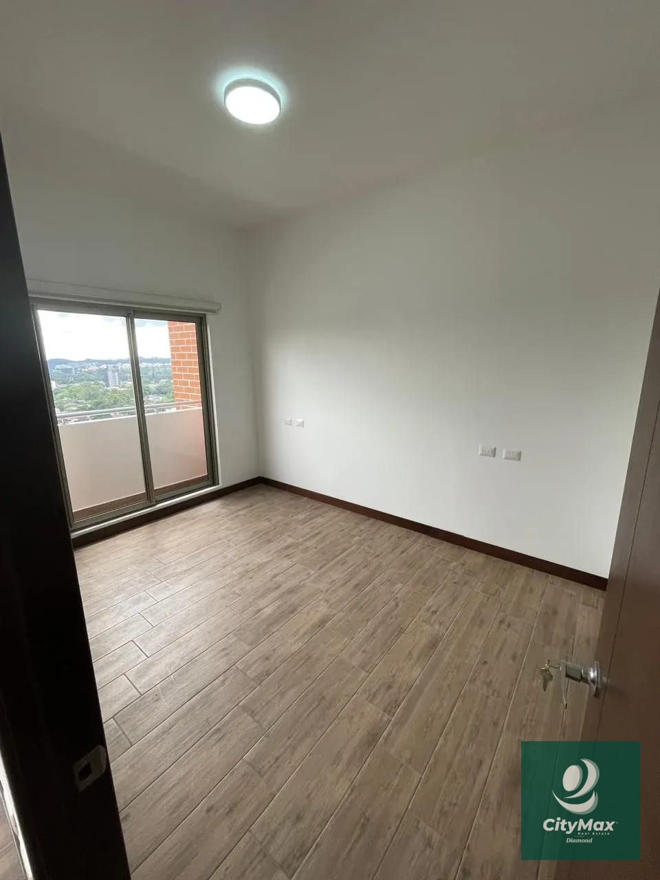 APARTAMENTO EN RENTA EN ZONA 10 — Apartamento en Alquiler en Casalini Los Arcos, Zona 10, Guatemala, Ciudad — foto 10 de 10