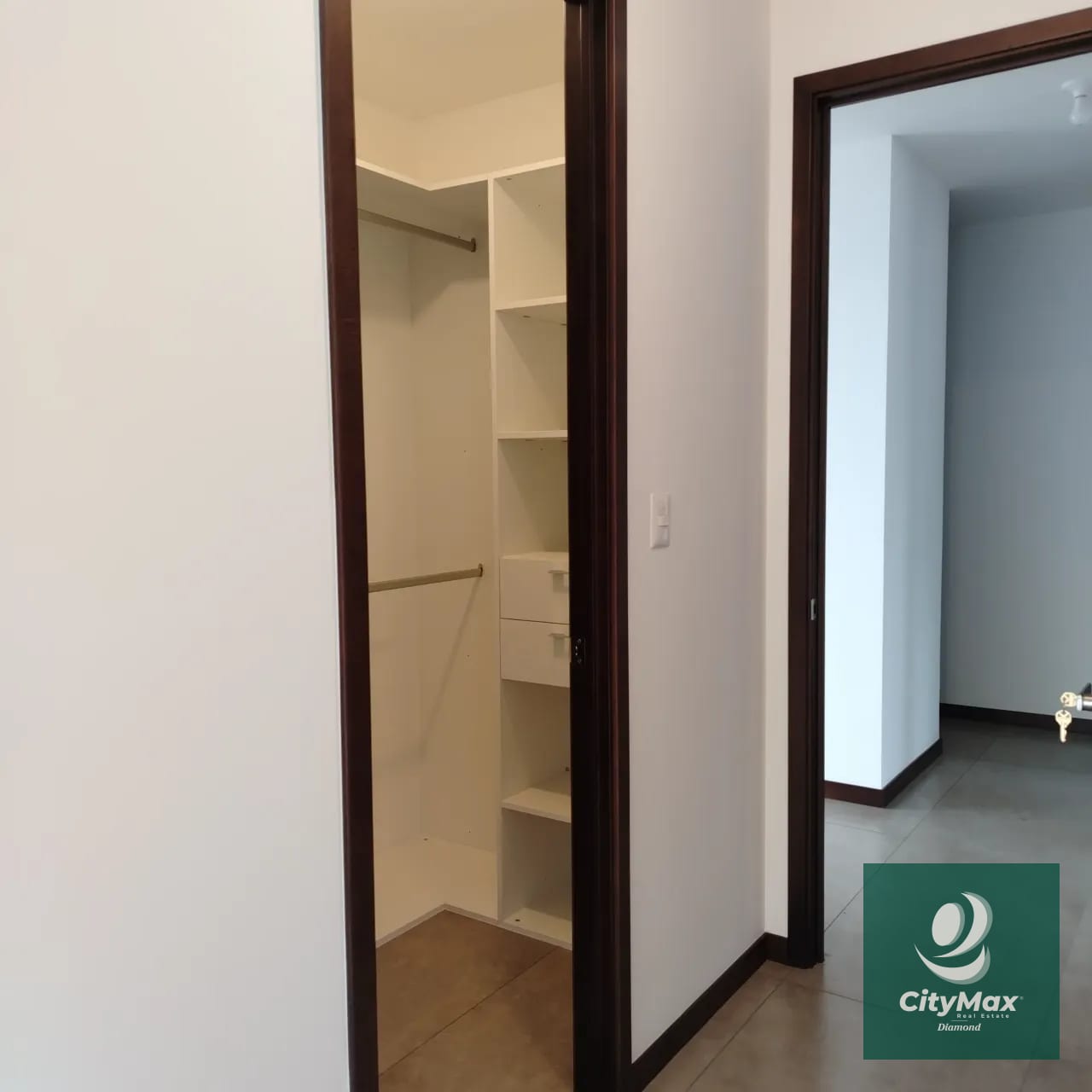 Venta/Renta Albero San Lázaro zona 15 Descubre este moderno apartamento residencial ubicado en la codiciada Zona 15 de Ciudad de Guatemala. Con 153.67 m² de área habitable y espacios diseñados para tu confort, y 25 mt2 de 2 espacios de parqueo, este apartamento en venta o renta ofrece un excelente entorno para disfrutar en familia o invertir con propósito. Su diseño inteligente incluye espacios amplios y ventilados, con vistas agradables desde sus balcones y terrazas. Además, el edificio cuenta con una variedad de amenidades que elevan tu calidad de vida, en una comunidad segura y bien ubicada. Amenidades • Piscina. • Lavandería y línea blanca incluida. • Habitación de servicio • Vigilancia 24/7 y acceso controlado para tu tranquilidad. • Área de juegos infantiles y áreas sociales exteriores. • 2 elevadores. Características principales del inmueble: • 3 habitaciones. • 3 baños completos con acabados modernos. • 2 parqueos. • Área de bodega 5 m² para almacenamiento adicional. • Área de terrazas y balcones 39 m² que brindan espacios al aire libre para relajarse o compartir con familiares y amigos. PVA-007-06-25 USD435,000 - USD2,800 El edificio cuenta con 12 pisos en un entorno rodeado de áreas verdes, proporciona además una atmósfera tranquila y segura. Ya sea que busques invertir o establecer — Apartamento en Alquiler en Zona 15, Guatemala, Ciudad — foto 10 de 17