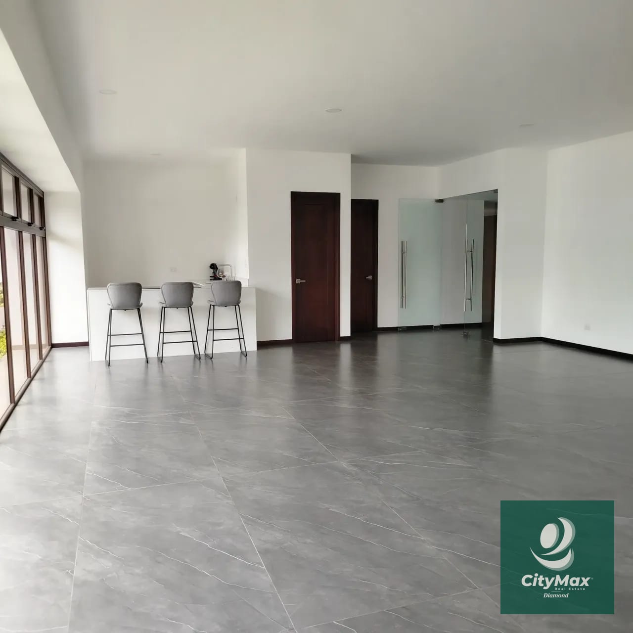 Venta/Renta Albero San Lázaro zona 15 Descubre este moderno apartamento residencial ubicado en la codiciada Zona 15 de Ciudad de Guatemala. Con 153.67 m² de área habitable y espacios diseñados para tu confort, y 25 mt2 de 2 espacios de parqueo, este apartamento en venta o renta ofrece un excelente entorno para disfrutar en familia o invertir con propósito. Su diseño inteligente incluye espacios amplios y ventilados, con vistas agradables desde sus balcones y terrazas. Además, el edificio cuenta con una variedad de amenidades que elevan tu calidad de vida, en una comunidad segura y bien ubicada. Amenidades • Piscina. • Lavandería y línea blanca incluida. • Habitación de servicio • Vigilancia 24/7 y acceso controlado para tu tranquilidad. • Área de juegos infantiles y áreas sociales exteriores. • 2 elevadores. Características principales del inmueble: • 3 habitaciones. • 3 baños completos con acabados modernos. • 2 parqueos. • Área de bodega 5 m² para almacenamiento adicional. • Área de terrazas y balcones 39 m² que brindan espacios al aire libre para relajarse o compartir con familiares y amigos. PVA-007-06-25 USD435,000 - USD2,800 El edificio cuenta con 12 pisos en un entorno rodeado de áreas verdes, proporciona además una atmósfera tranquila y segura. Ya sea que busques invertir o establecer — Apartamento en Alquiler en Zona 15, Guatemala, Ciudad — foto 1 de 17