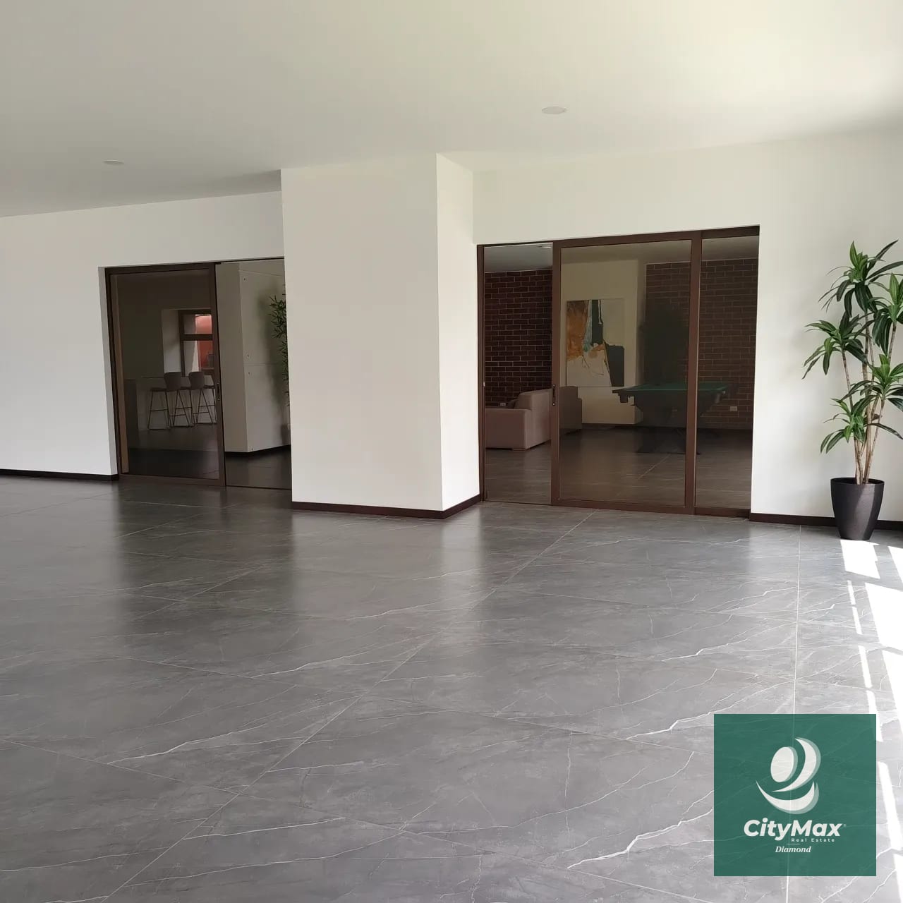 Venta/Renta Albero San Lázaro zona 15 Descubre este moderno apartamento residencial ubicado en la codiciada Zona 15 de Ciudad de Guatemala. Con 153.67 m² de área habitable y espacios diseñados para tu confort, y 25 mt2 de 2 espacios de parqueo, este apartamento en venta o renta ofrece un excelente entorno para disfrutar en familia o invertir con propósito. Su diseño inteligente incluye espacios amplios y ventilados, con vistas agradables desde sus balcones y terrazas. Además, el edificio cuenta con una variedad de amenidades que elevan tu calidad de vida, en una comunidad segura y bien ubicada. Amenidades • Piscina. • Lavandería y línea blanca incluida. • Habitación de servicio • Vigilancia 24/7 y acceso controlado para tu tranquilidad. • Área de juegos infantiles y áreas sociales exteriores. • 2 elevadores. Características principales del inmueble: • 3 habitaciones. • 3 baños completos con acabados modernos. • 2 parqueos. • Área de bodega 5 m² para almacenamiento adicional. • Área de terrazas y balcones 39 m² que brindan espacios al aire libre para relajarse o compartir con familiares y amigos. PVA-007-06-25 USD435,000 - USD2,800 El edificio cuenta con 12 pisos en un entorno rodeado de áreas verdes, proporciona además una atmósfera tranquila y segura. Ya sea que busques invertir o establecer — Apartamento en Alquiler en Zona 15, Guatemala, Ciudad — foto 2 de 17