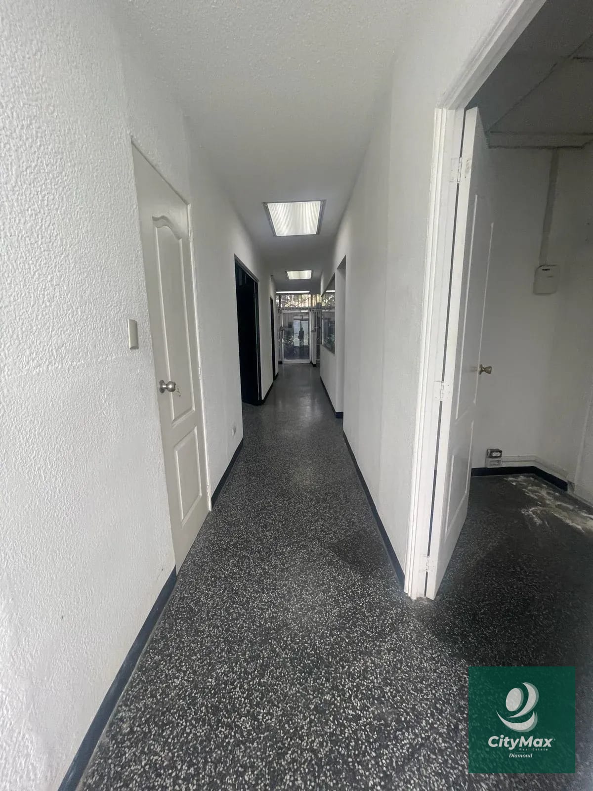 Oficina en Alquiler Edificio Zona 9 Guatemala — Oficina en Alquiler en Zona 9, Guatemala, Ciudad — foto 10 de 13