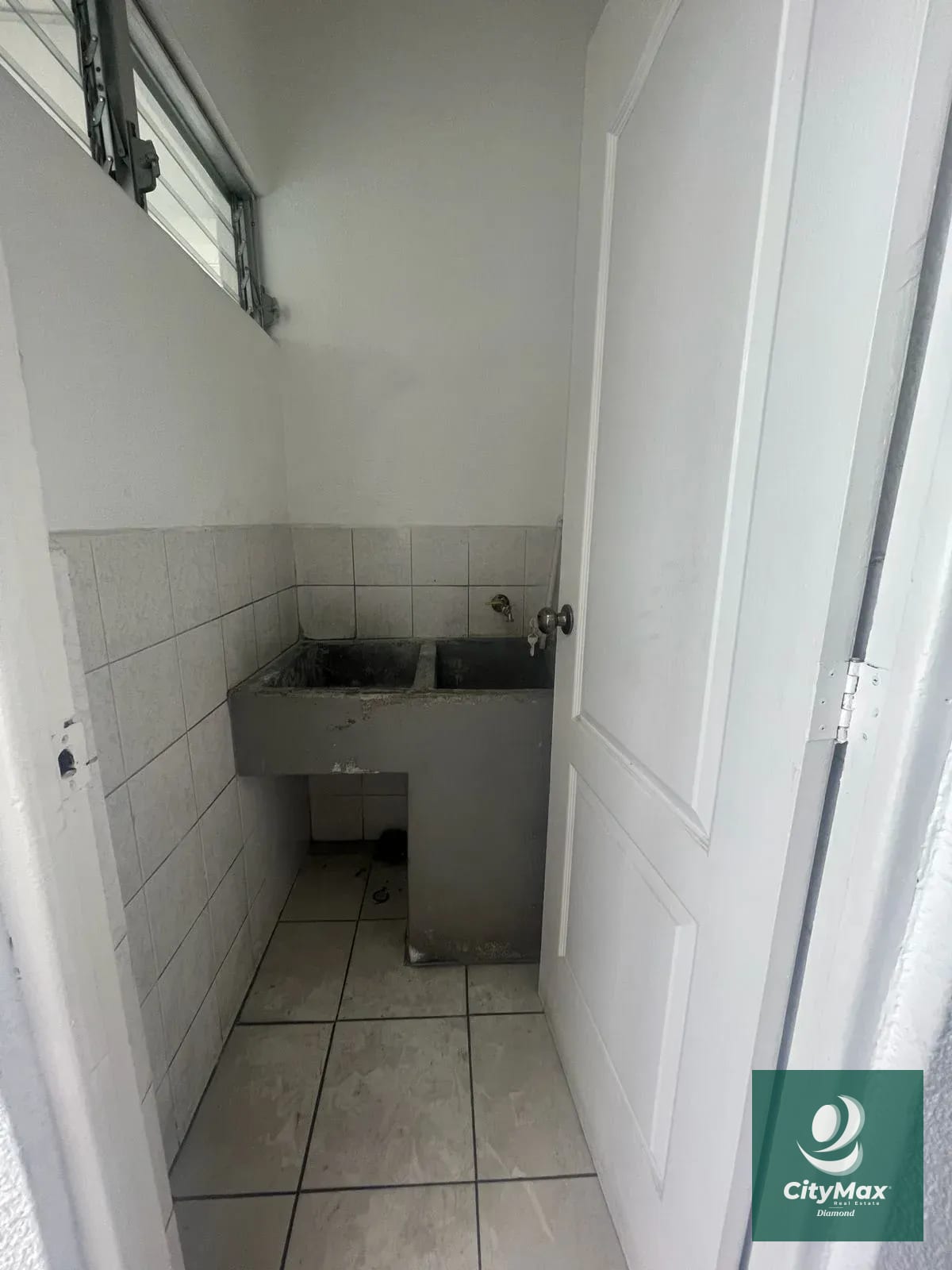 Oficina en Alquiler Edificio Zona 9 Guatemala — Oficina en Alquiler en Zona 9, Guatemala, Ciudad — foto 12 de 13