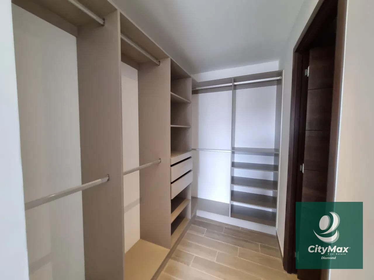 Apartamento en Renta en Edificio en Zona 10 — Apartamento en Alquiler en Parque 10, Zona 10, Guatemala, Ciudad — foto 9 de 17