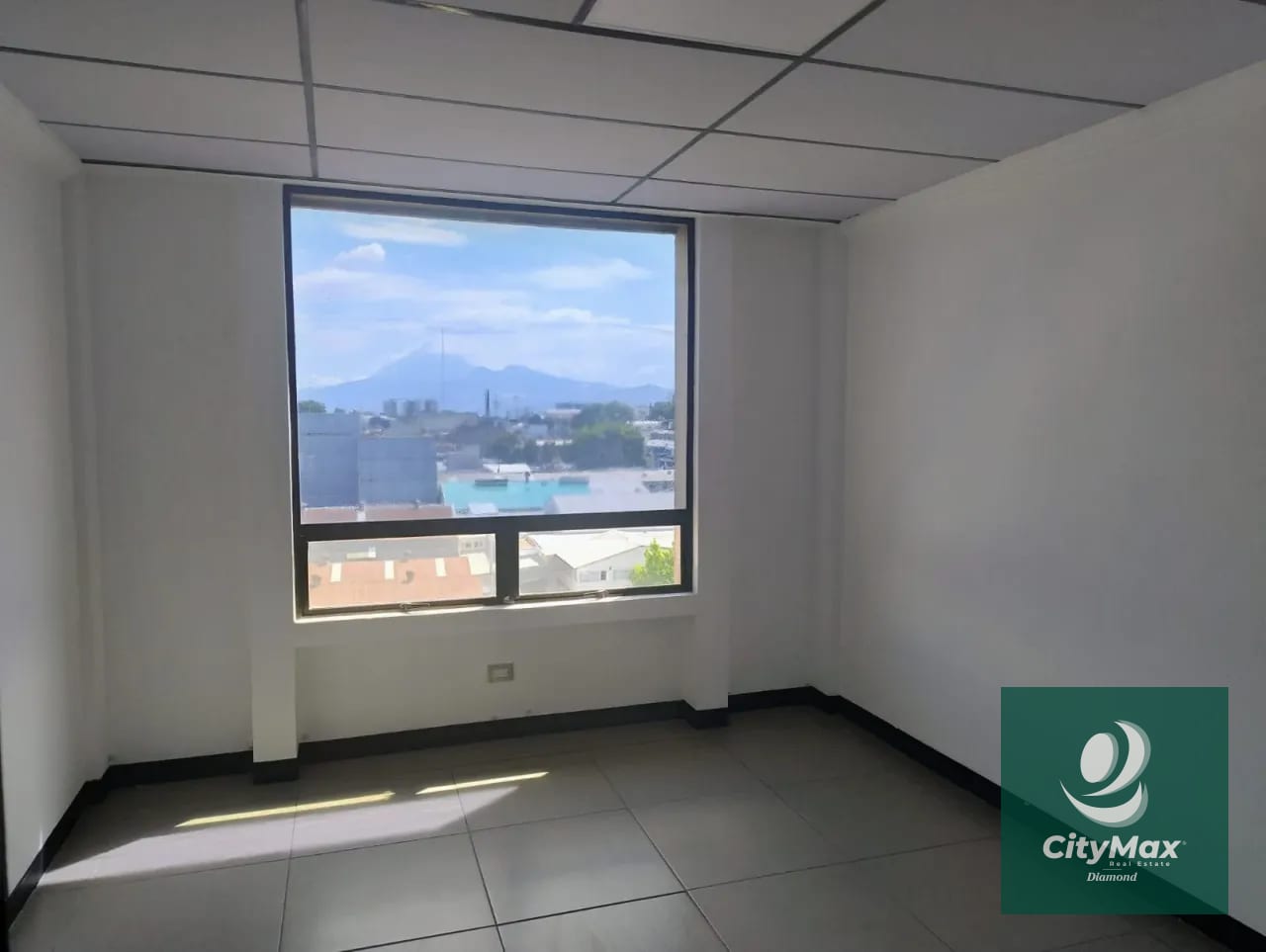 Oficina en Edificio Corporativo en Renta en Zona 13 — Oficina en Alquiler en Plaza Profesional, Zona 13, Guatemala, Ciudad — foto 2 de 9