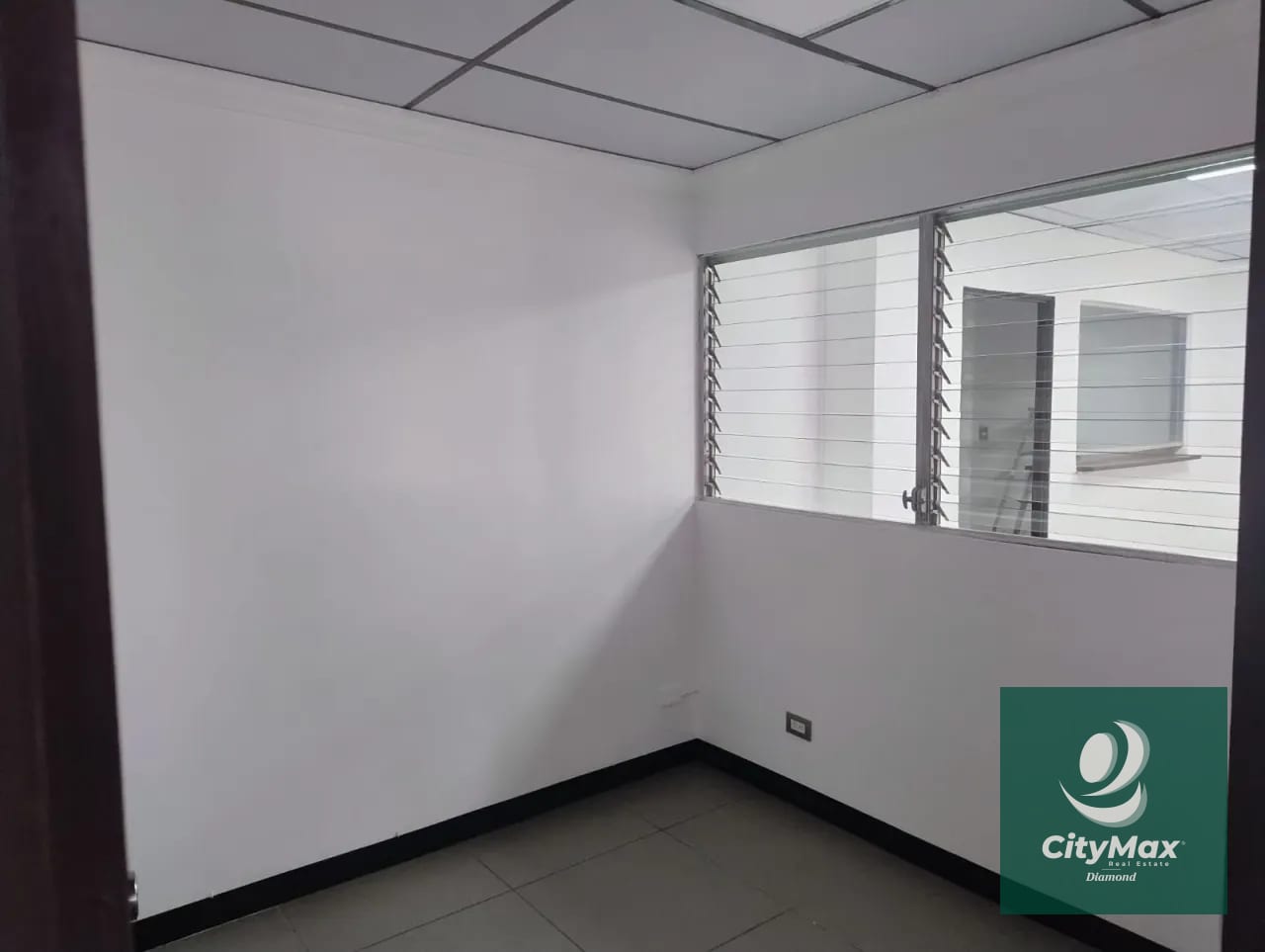 Oficina en Edificio Corporativo en Renta en Zona 13 — Oficina en Alquiler en Plaza Profesional, Zona 13, Guatemala, Ciudad — foto 4 de 9