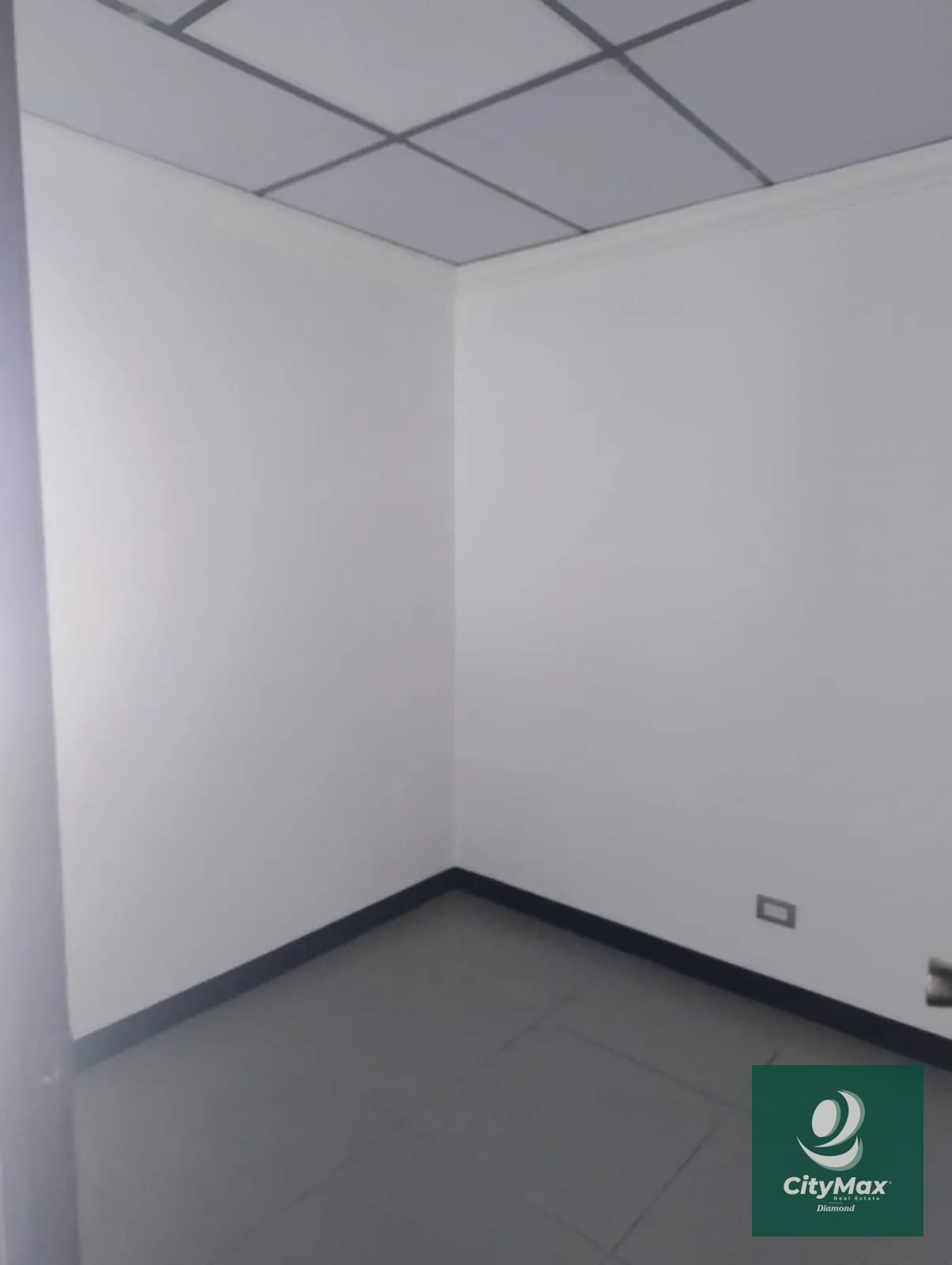 Oficina en Edificio Corporativo en Renta en Zona 13 — Oficina en Alquiler en Plaza Profesional, Zona 13, Guatemala, Ciudad — foto 7 de 9