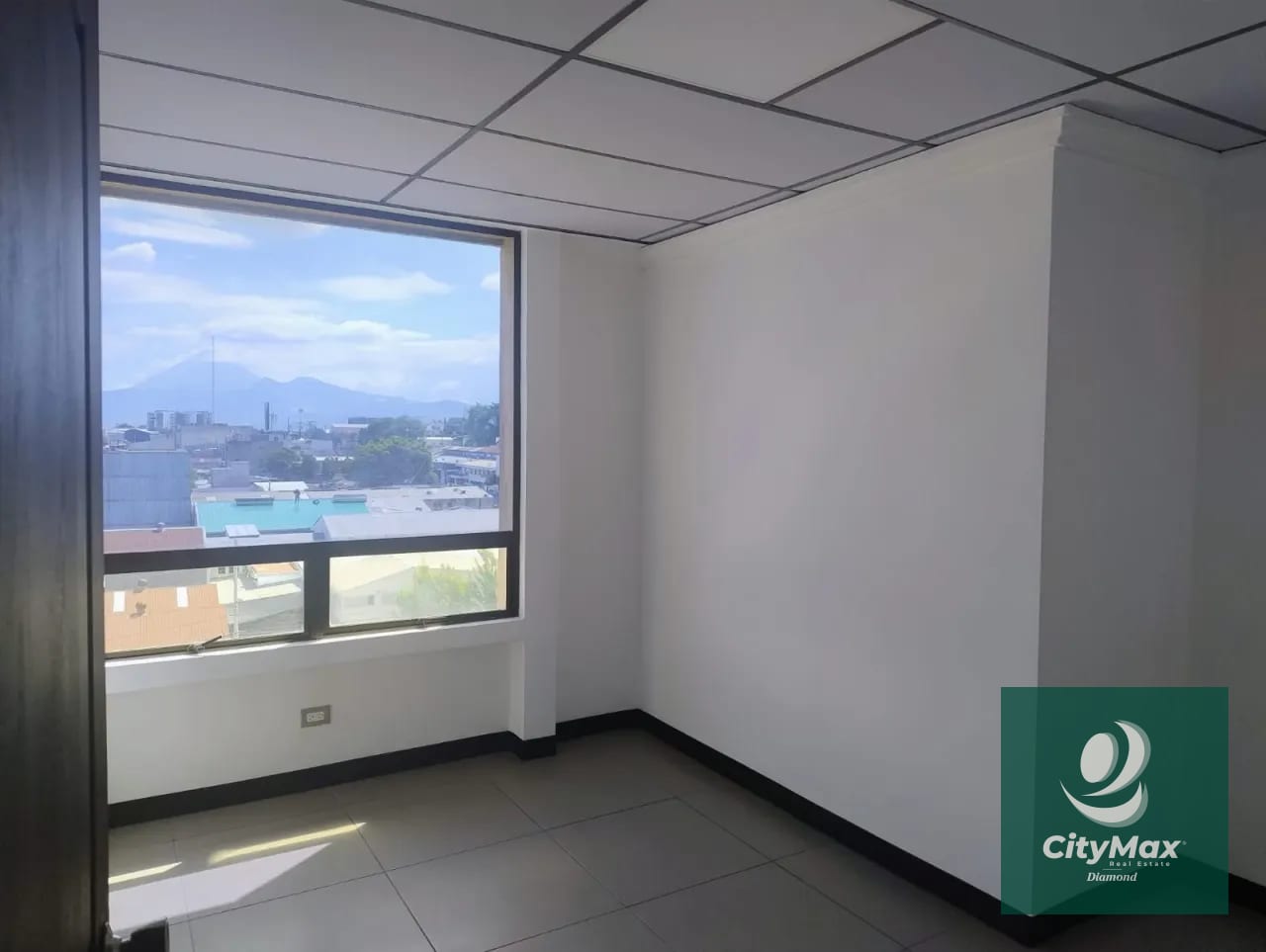 Oficina en Edificio Corporativo en Renta en Zona 13 — Oficina en Alquiler en Plaza Profesional, Zona 13, Guatemala, Ciudad — foto 6 de 9