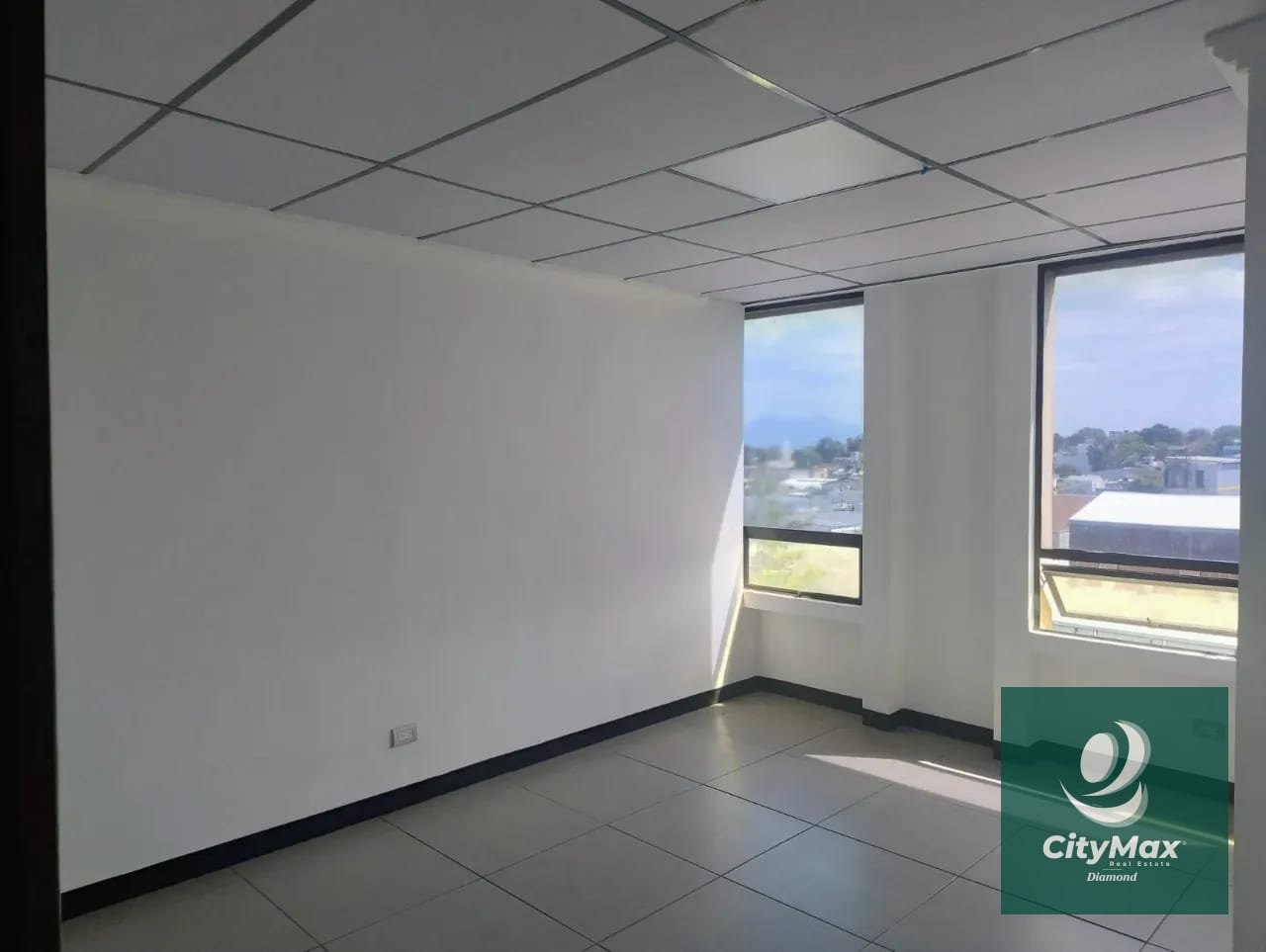 Oficina en Edificio Corporativo en Renta en Zona 13 — Oficina en Alquiler en Plaza Profesional, Zona 13, Guatemala, Ciudad — foto 1 de 9