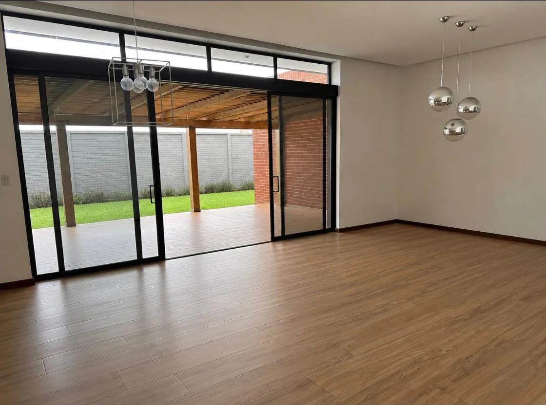Venta Casa de un Nivel en Condado Concepción — Casa en Venta en Pradera Concepción, Carretera a El Salvador, Guatemala, Ciudad — foto 1 de 10