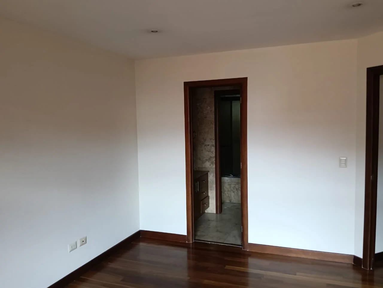 Vendo Apto Z.10 Edif. Mirafiori REF.6827 — Apartamento en Venta en Zona 10, Guatemala, Ciudad — foto 11 de 16