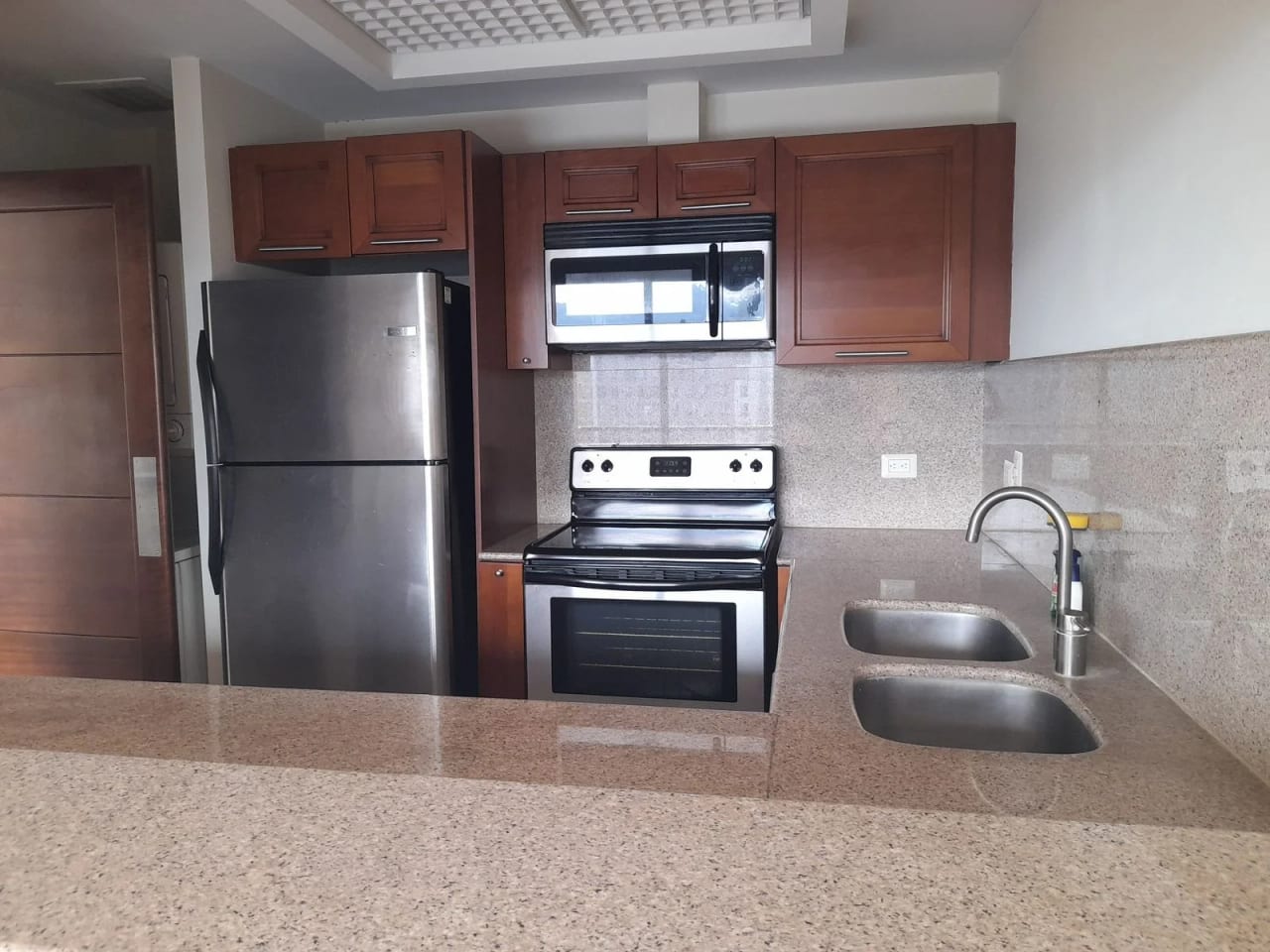 VENDO APTO Z.10 EDIF. MIRAFIORI REF.6827 — Apartamento en Venta en Zona 10, Guatemala, Ciudad — foto 1 de 16