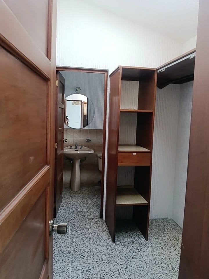 RENTO CASA DE 4 HAB ZONA 10 VILLA MARQUEZ REF.6934 *3 PARQUEOS, CUARTO SERV, 4 HAB, 3.5 BAÑOS, SALA FAM* — Casa en Alquiler en Zona 10, Guatemala, Ciudad — foto 1 de 13