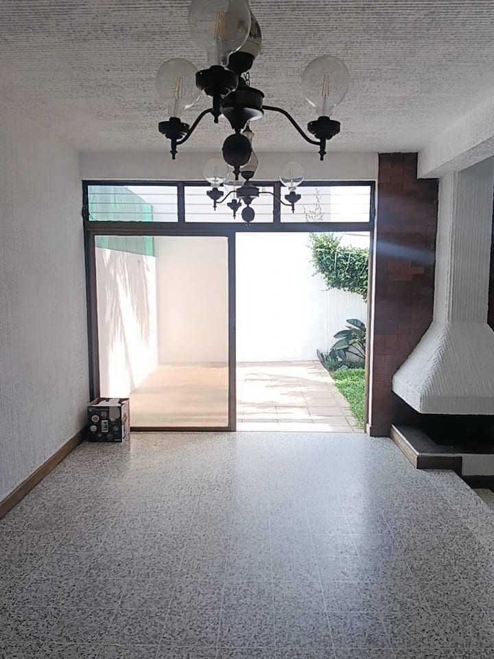 RENTO CASA DE 4 HAB ZONA 10 VILLA MARQUEZ REF.6934 *3 PARQUEOS, CUARTO SERV, 4 HAB, 3.5 BAÑOS, SALA FAM* — Casa en Alquiler en Zona 10, Guatemala, Ciudad — foto 10 de 13