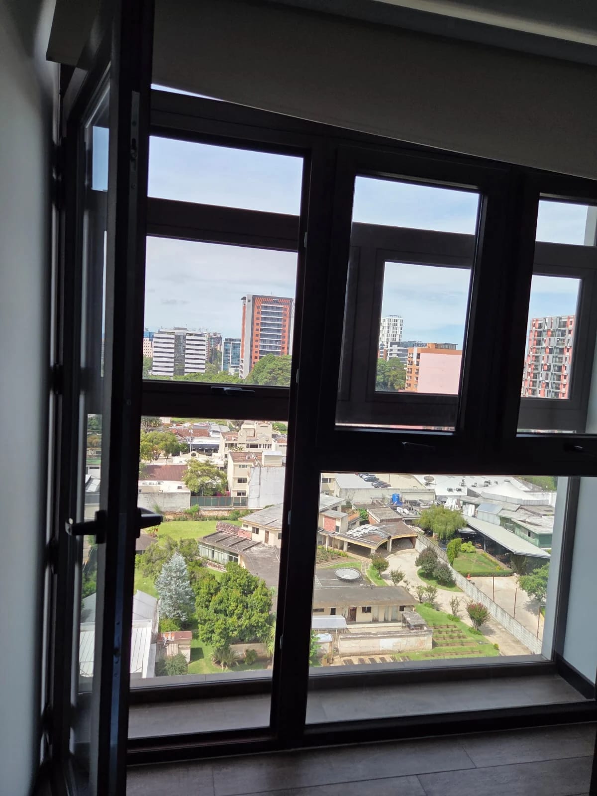 RENTO APTO AMUEBLADO Z.10 EDIF URBANA REF.6935 — Apartamento en Alquiler en Zona 10, Guatemala, Ciudad — foto 11 de 17
