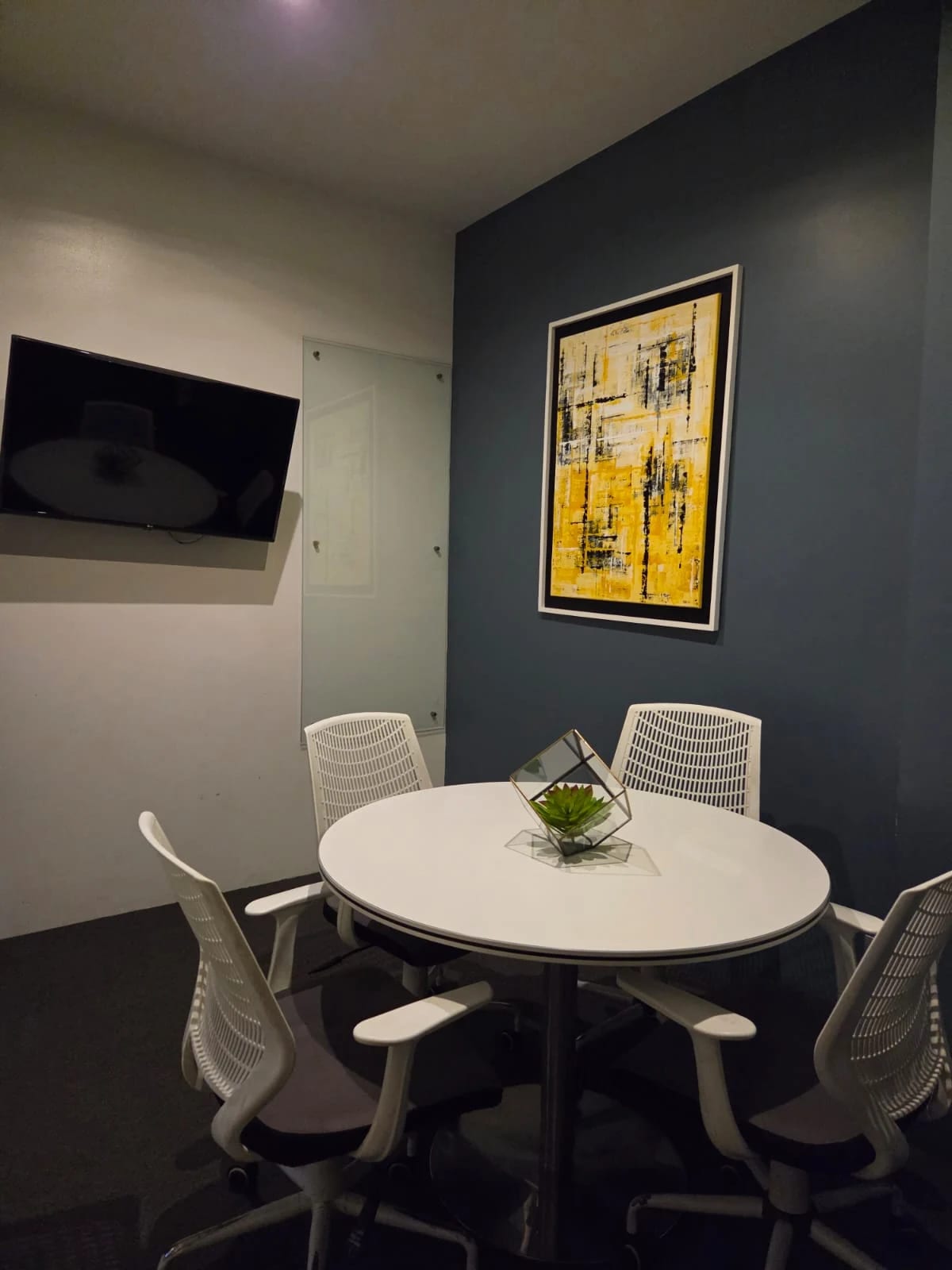 RENTO APTO AMUEBLADO Z.10 EDIF URBANA REF.6935 *2 HAB, 2.5 BAÑOS, 2 PARQUEOS, 88M2, $1200* — Apartamento en Alquiler en Zona 10, Guatemala, Ciudad — foto 2 de 15