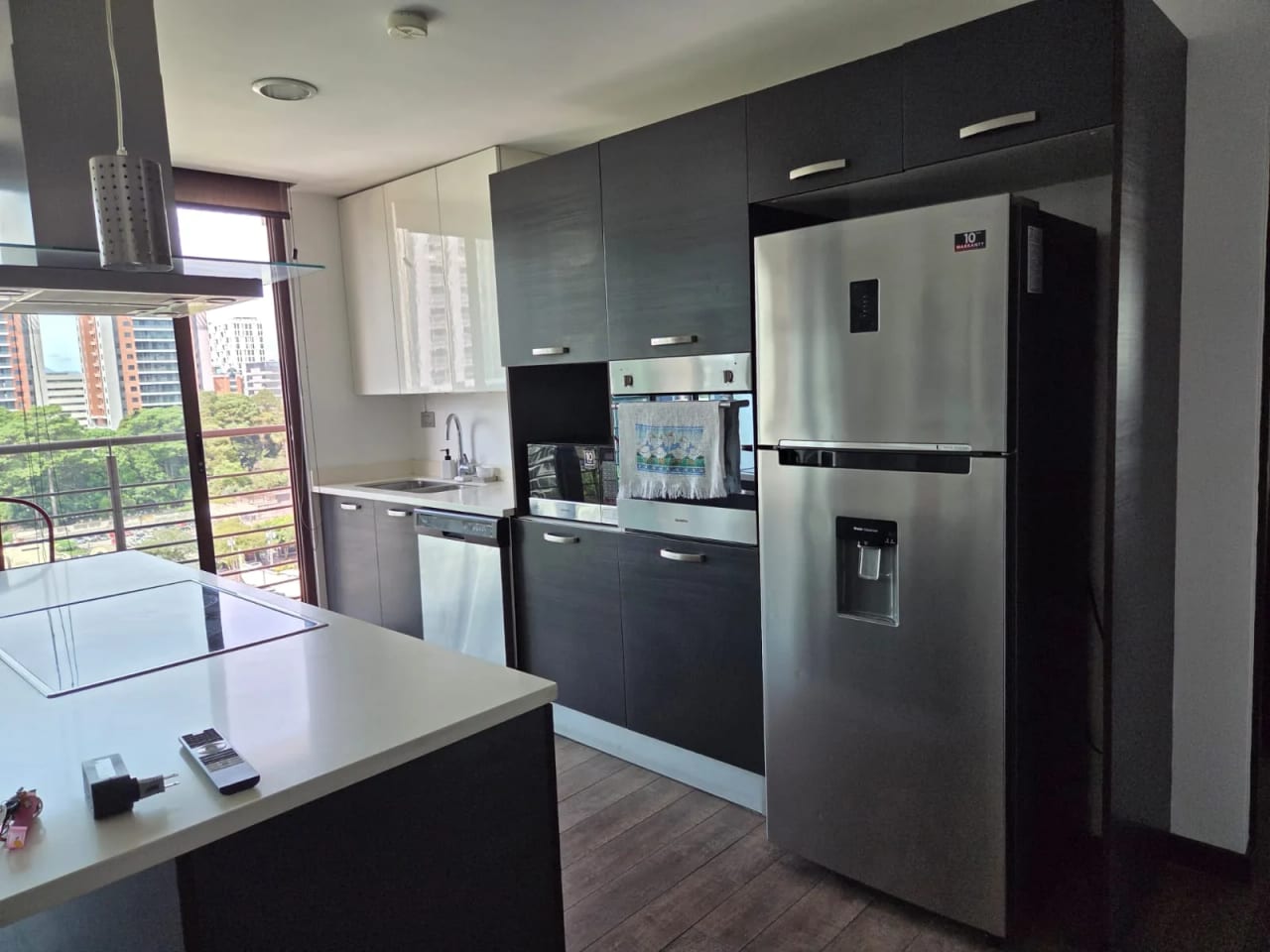 RENTO APTO AMUEBLADO Z.10 EDIF URBANA REF.6935 *2 HAB, 2.5 BAÑOS, 2 PARQUEOS, 88M2, $1200* — Apartamento en Alquiler en Zona 10, Guatemala, Ciudad — foto 8 de 15